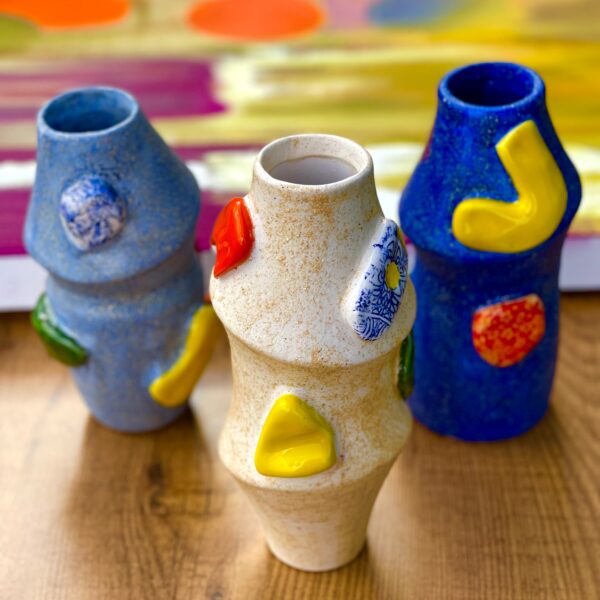 Pots décoratifs en céramique, fait main, art abstrait, avec des reliefs en couleurs vives