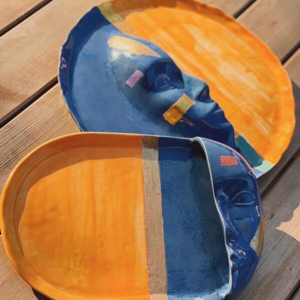 Assiette céramique fait main en forme de visage. Aux couleurs divines pour décoration de table, plateau de fruits ou dessert.
