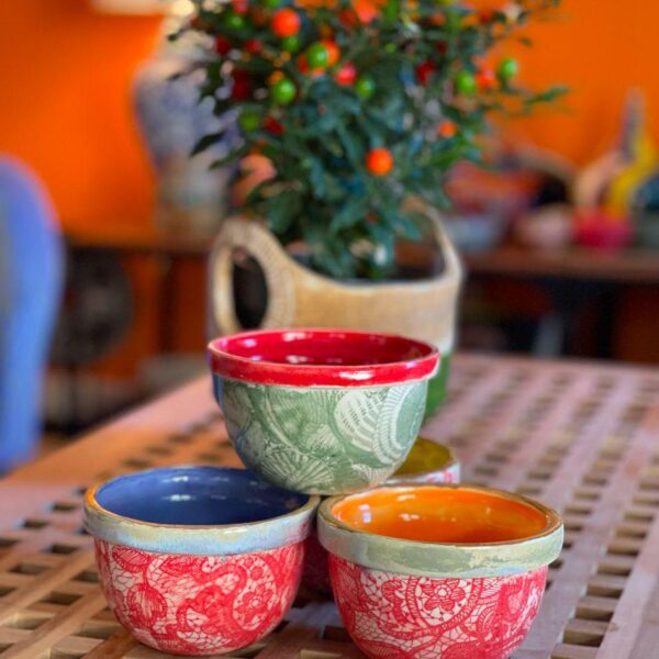 Lot de 4 bols en céramique multi couleurs fait main. Sublime poterie artisanale, multifonctionnels, pour usage quotidien ou décoration.