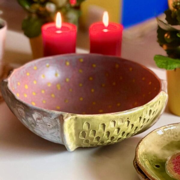 Bol de service en céramique fait main. Magnifique poterie artisanale à usages multiples : bol décoratif, bol à fruits, bol à salade, etc.