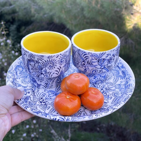Tasses et assiette en céramique assortie, fait main, motifs fleurs bleues. Magnifiques poterie artisanale à usages multiples et décoratives.