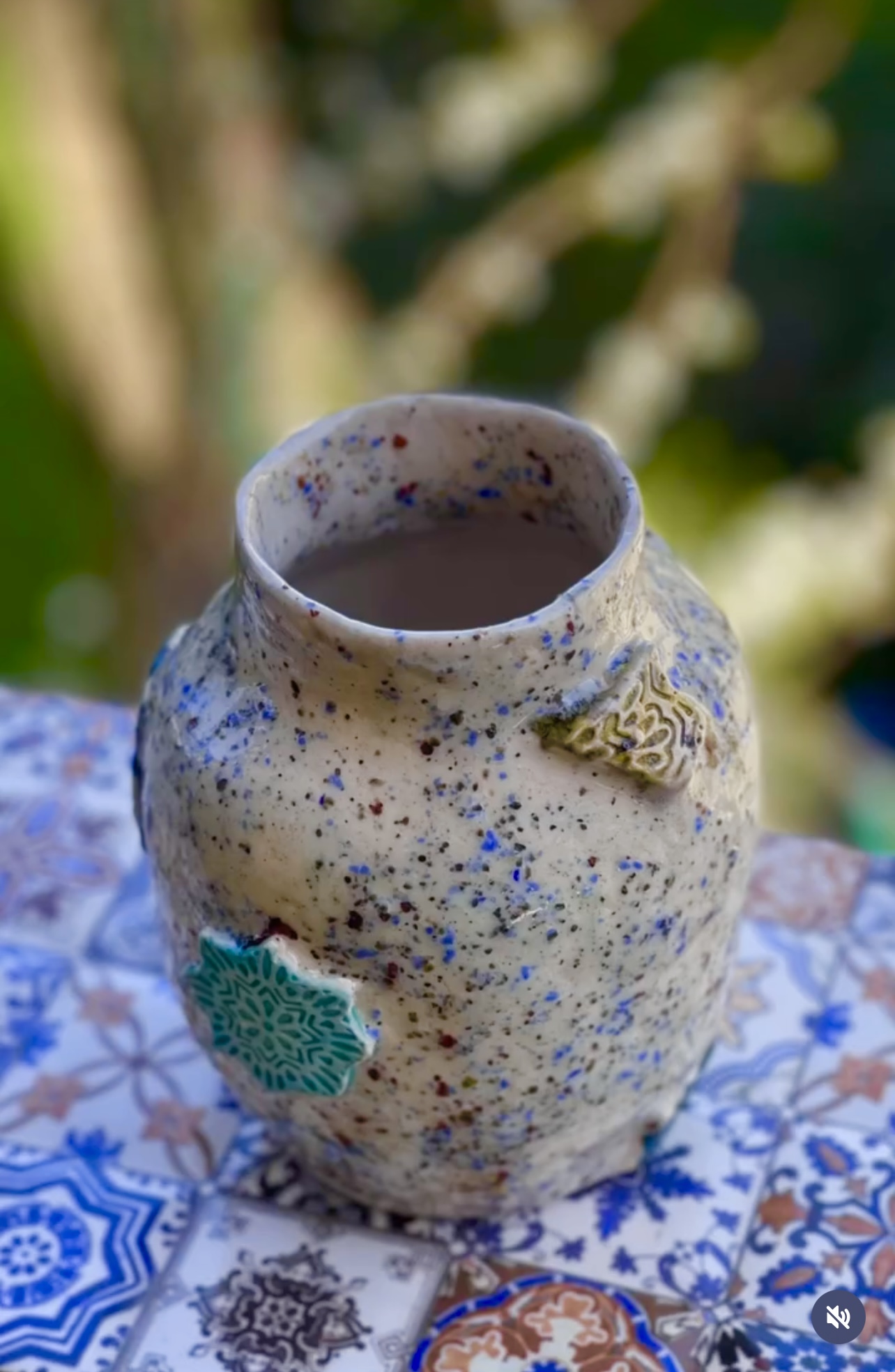 Pot en céramique fait main, reliefs en couleurs chaude et froide, nostalgique et modernité – Image 2