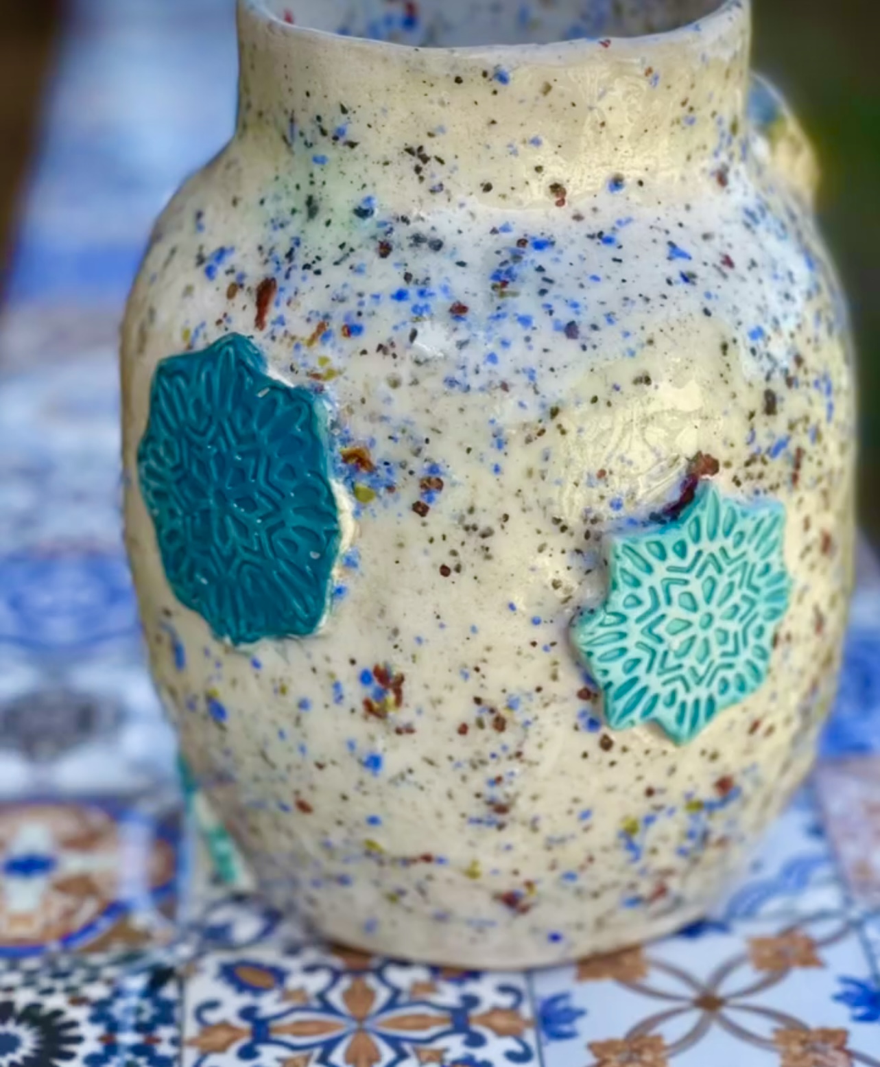 Pot en céramique fait main, reliefs en couleurs chaude et froide, nostalgique et modernité – Image 3