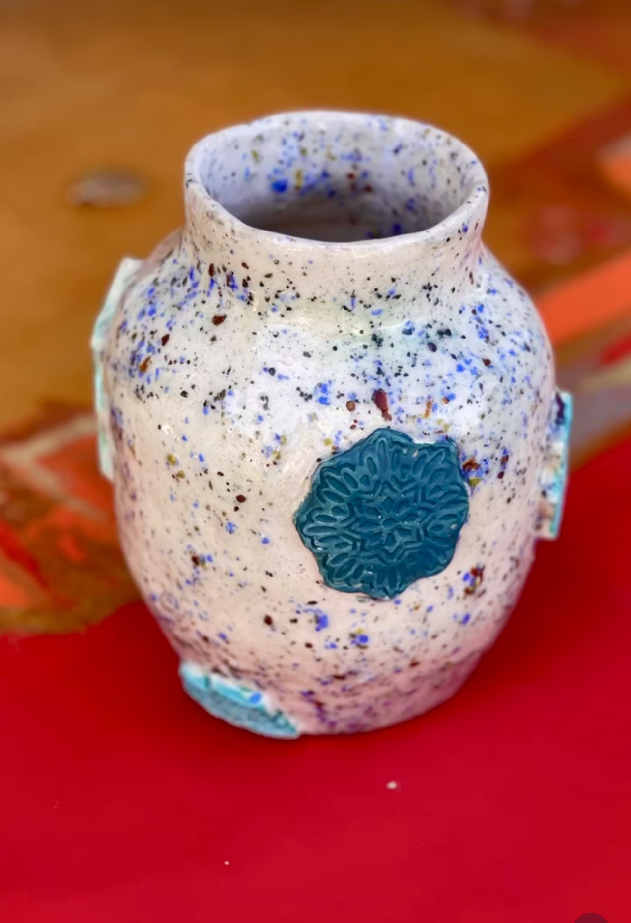 Pot en céramique fait main, reliefs en couleurs chaude et froide, nostalgique et modernité – Image 4