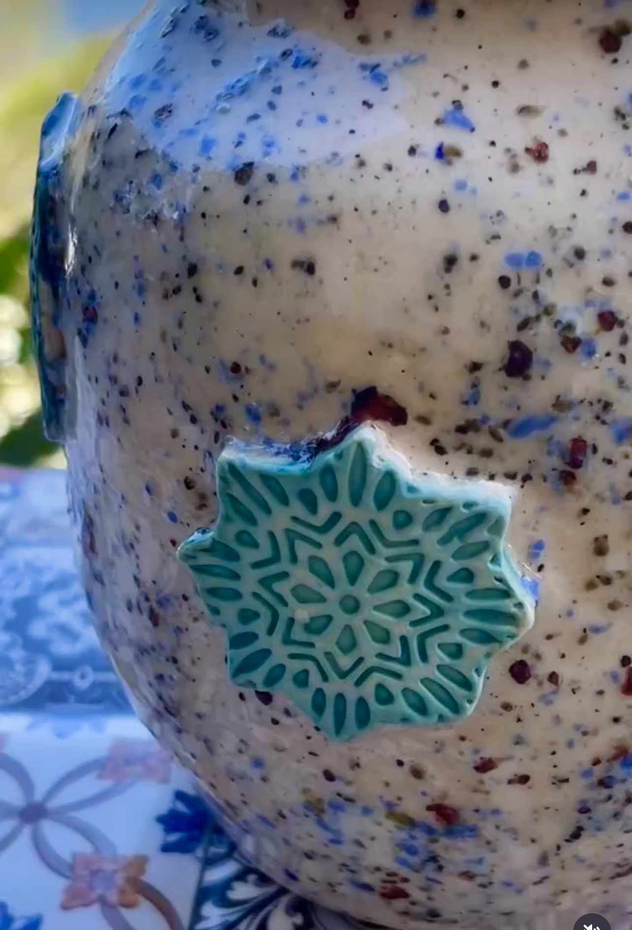 Pot en céramique fait main, reliefs en couleurs chaude et froide, nostalgique et modernité – Image 5