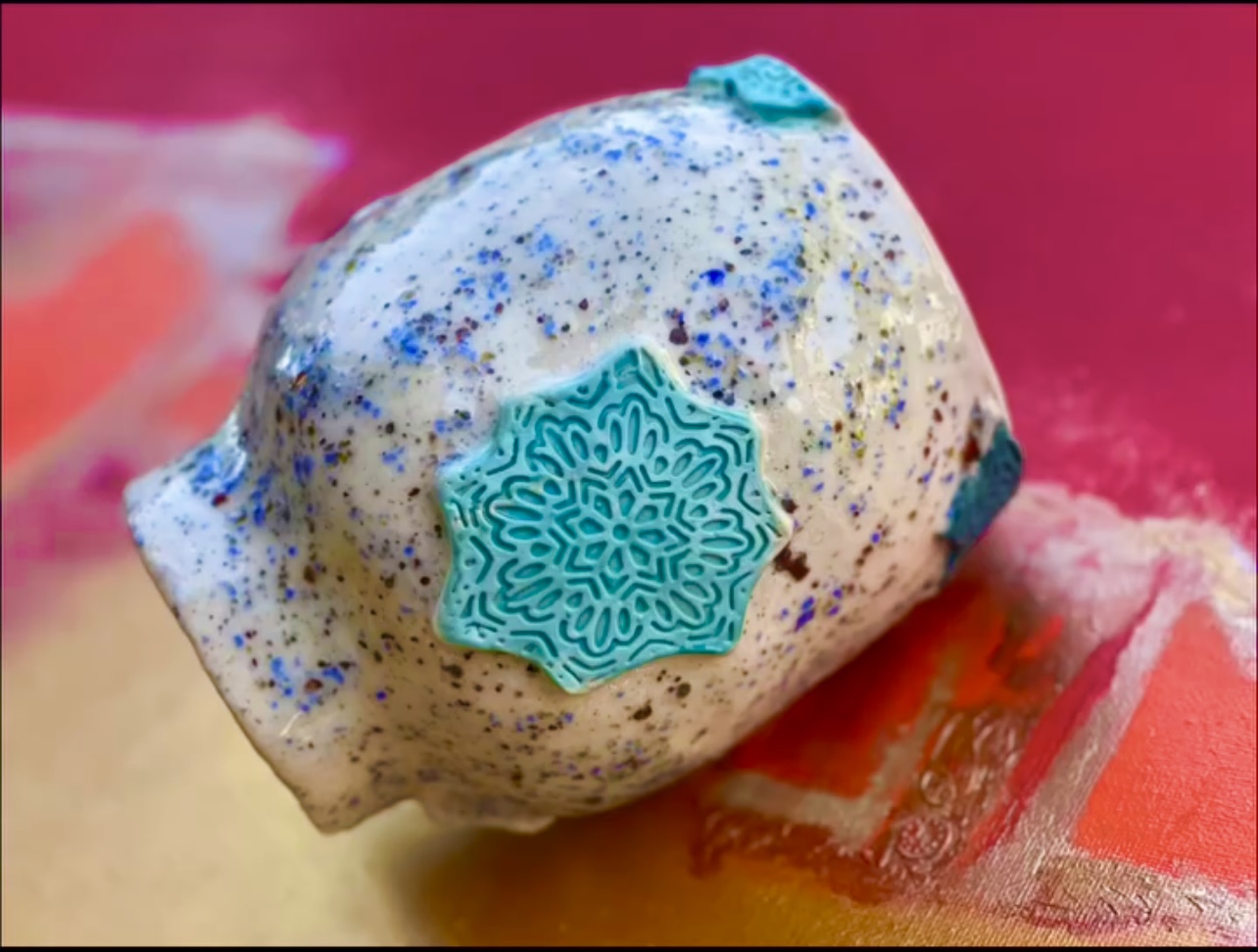 Pot en céramique fait main, reliefs en couleurs chaude et froide, nostalgique et modernité – Image 6