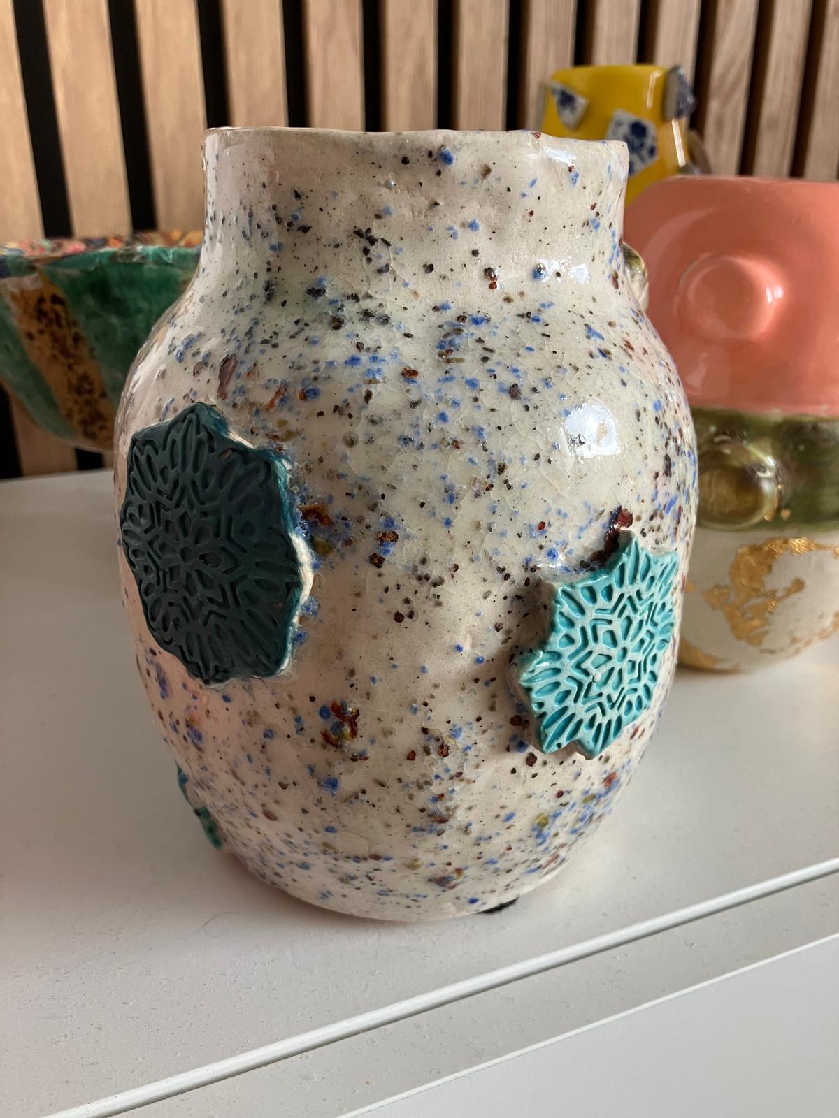 Pot en céramique fait main, reliefs en couleurs chaude et froide, nostalgique et modernité – Image 7