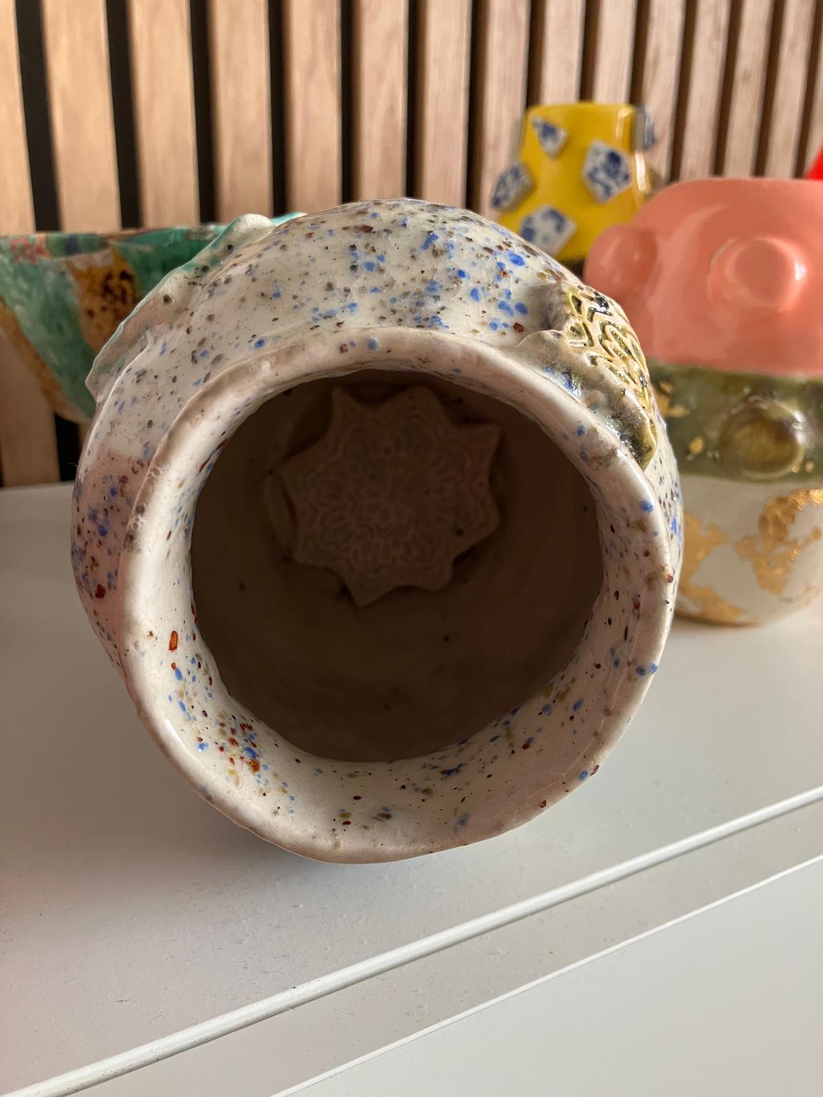 Pot en céramique fait main, reliefs en couleurs chaude et froide, nostalgique et modernité – Image 8