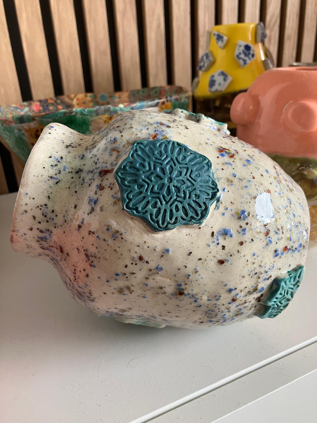 Pot en céramique fait main, reliefs en couleurs chaude et froide, nostalgique et modernité – Image 9