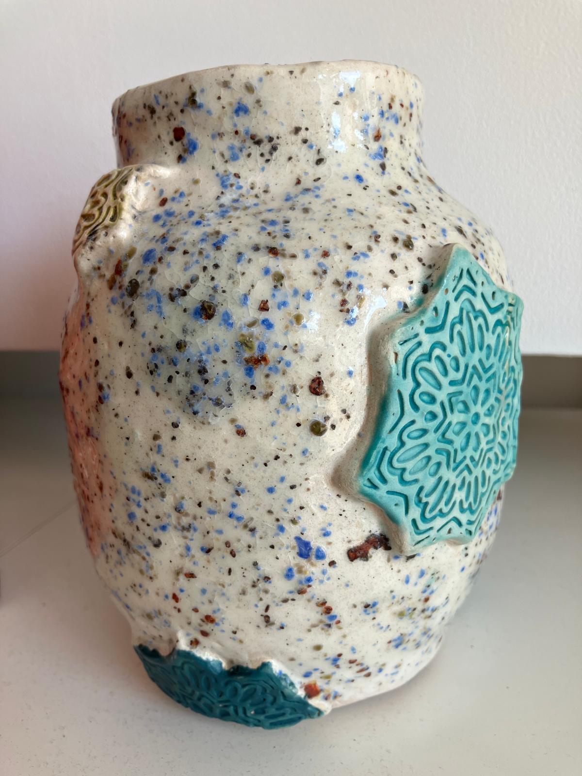 Pot en céramique fait main, reliefs en couleurs chaude et froide, nostalgique et modernité – Image 10