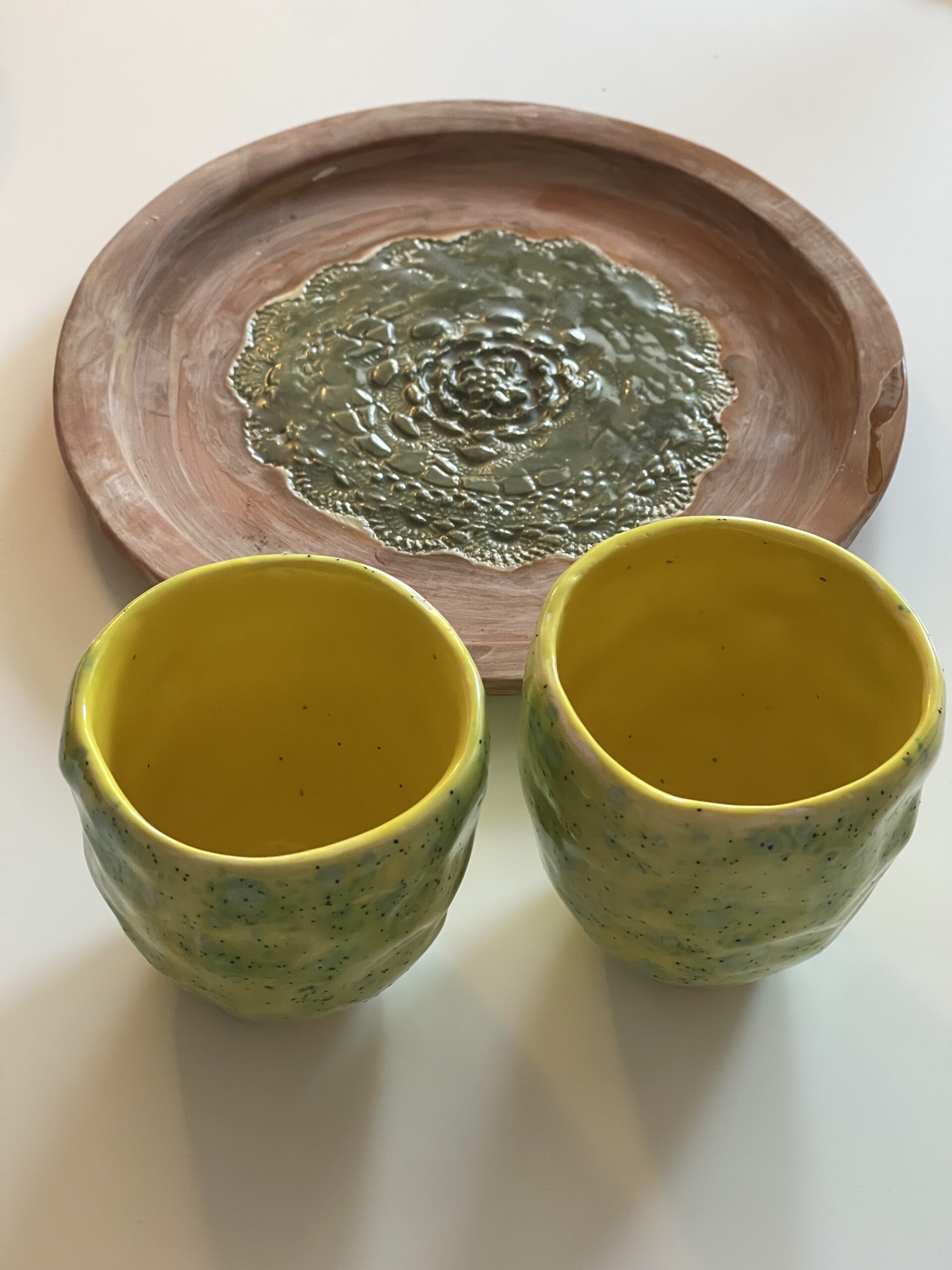 2 tasses en céramiques accompagnées d’une assiette assortie fait main. – Image 2