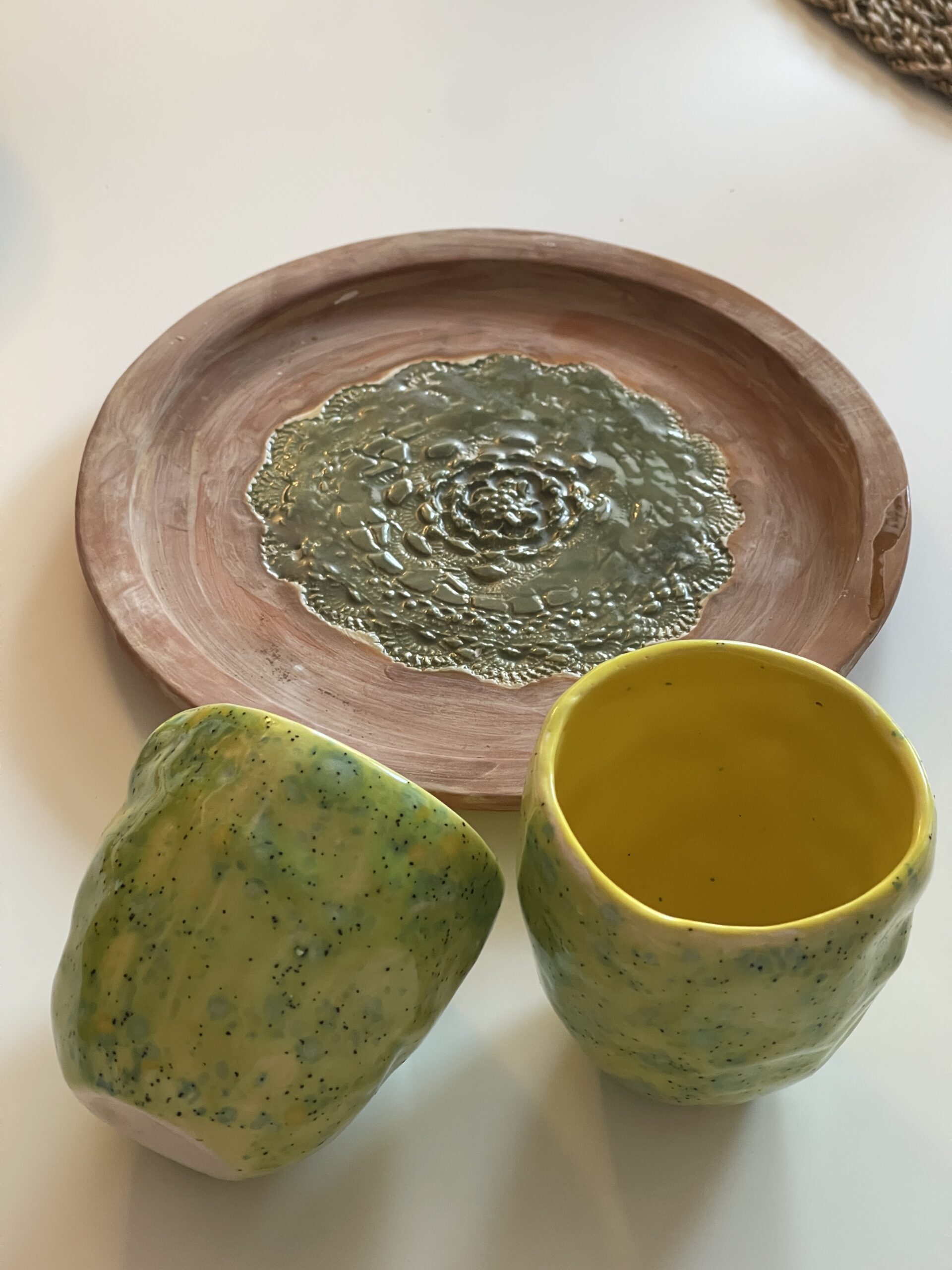 2 tasses en céramiques accompagnées d’une assiette assortie fait main. – Image 3