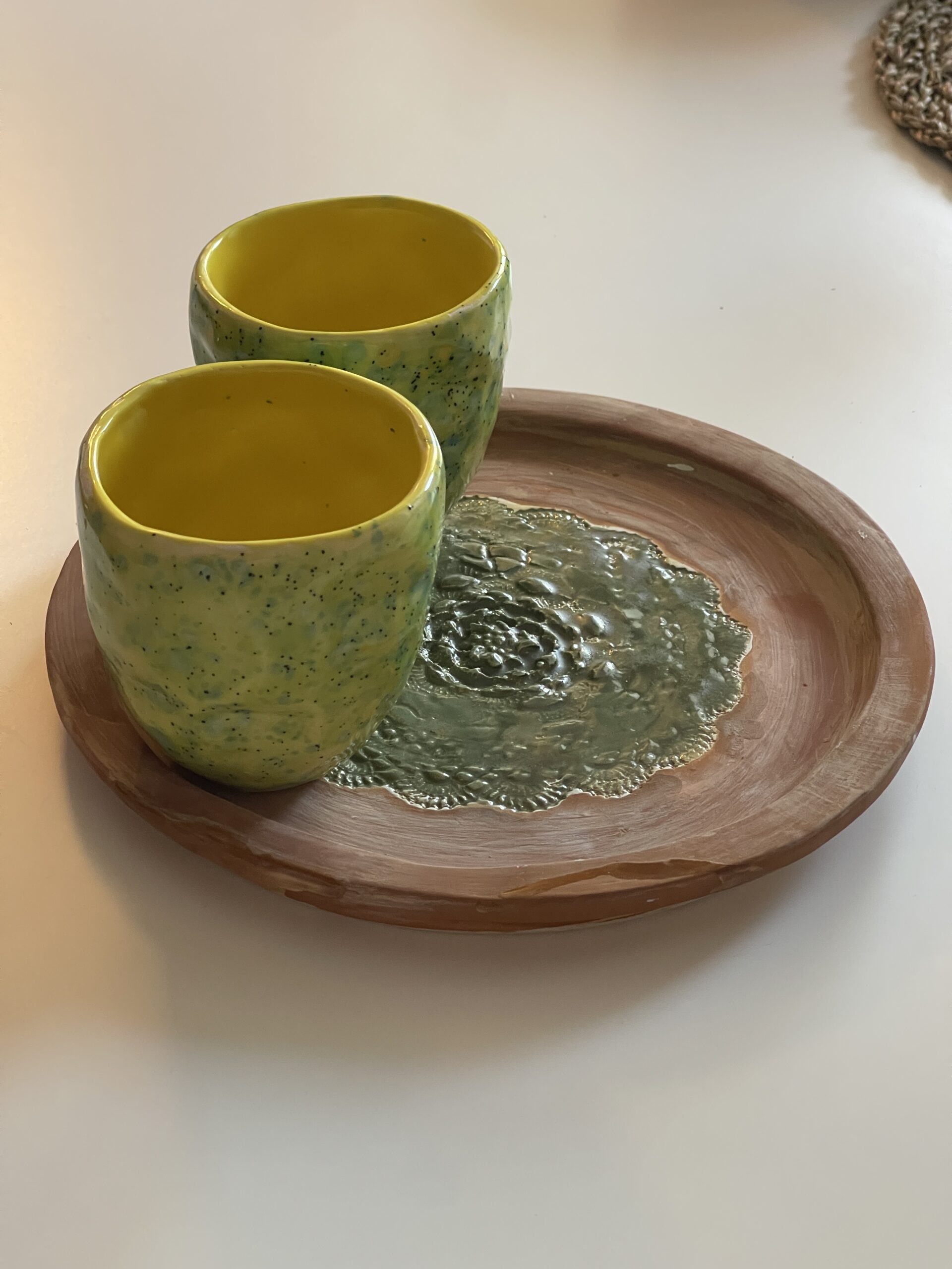 2 tasses en céramiques accompagnées d’une assiette assortie fait main. – Image 4