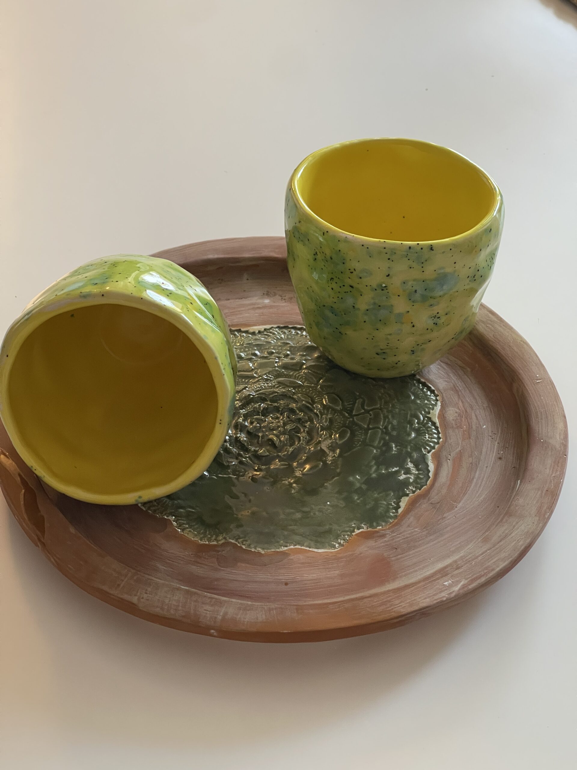 2 tasses en céramiques accompagnées d’une assiette assortie fait main. – Image 5