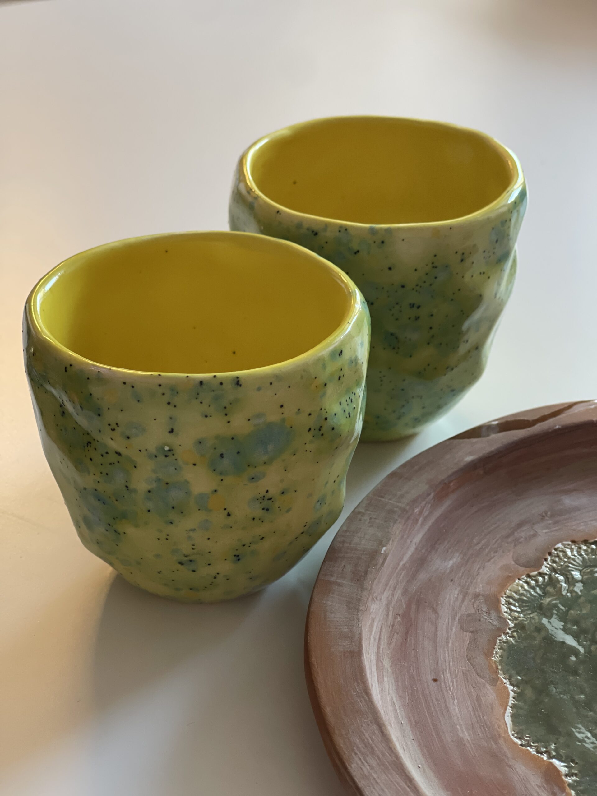 2 tasses en céramiques accompagnées d’une assiette assortie fait main. – Image 6