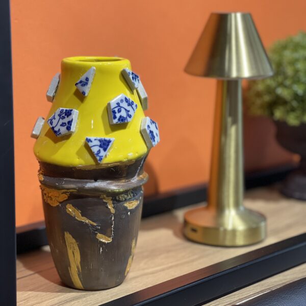 Vase en céramique fait main, jaune et marron d'orée, décoré d'accessoires uniques.
