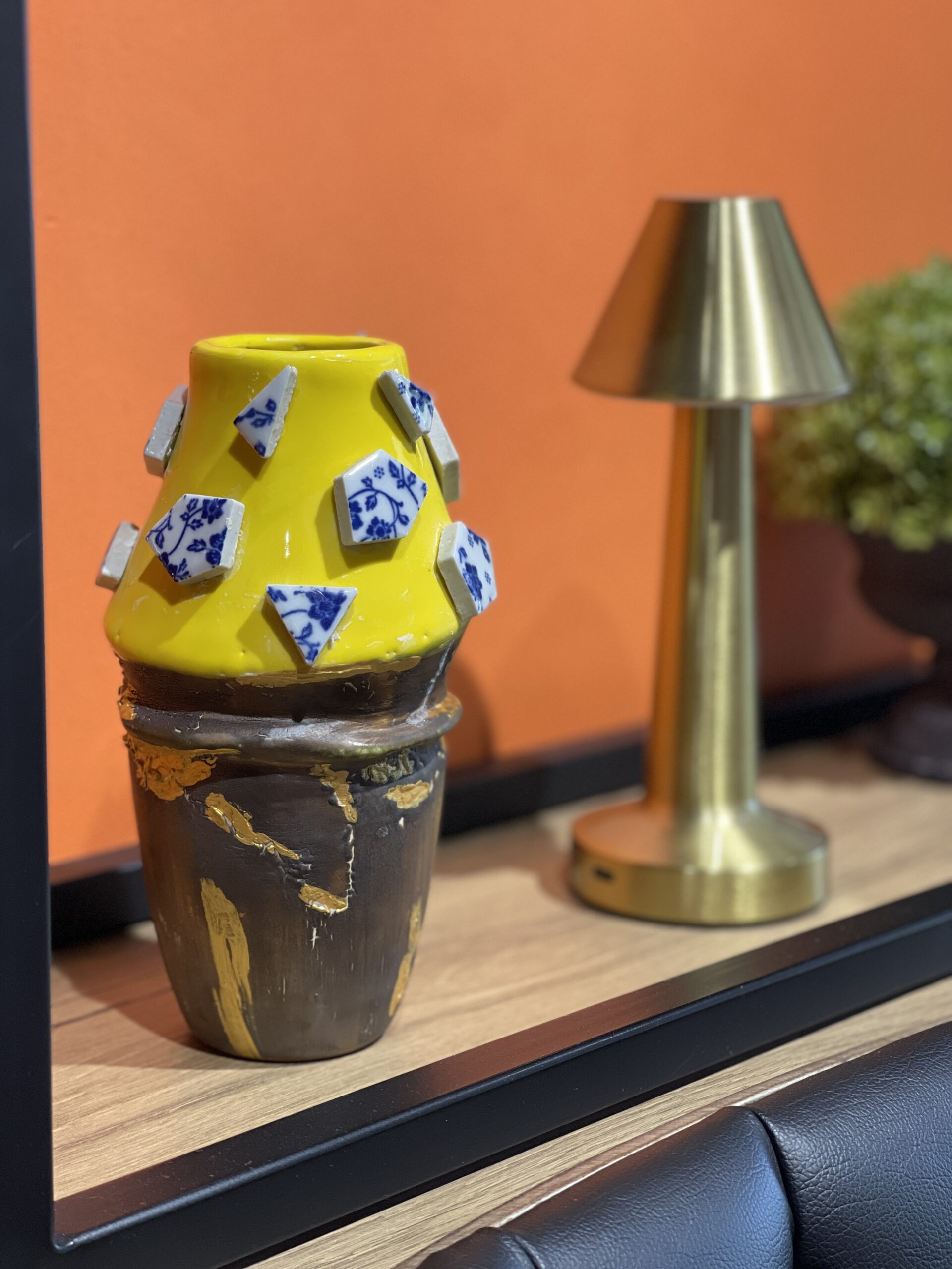 Vase en céramique fait main, jaune et marron d'orée, décoré d'accessoires uniques.