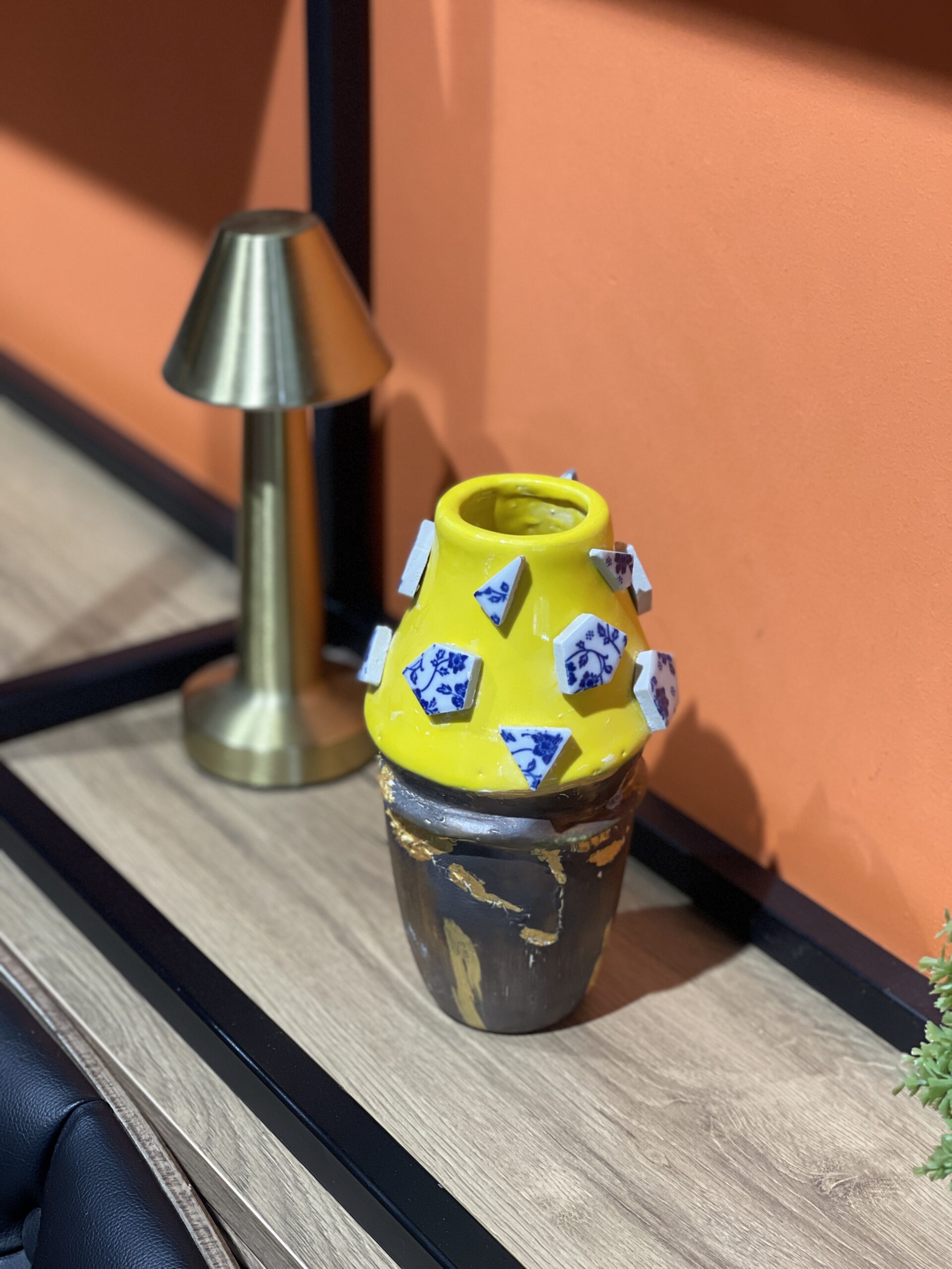 Vase en céramique fait main, jaune et marron d'orée, décoré d'accessoires uniques. – Image 3