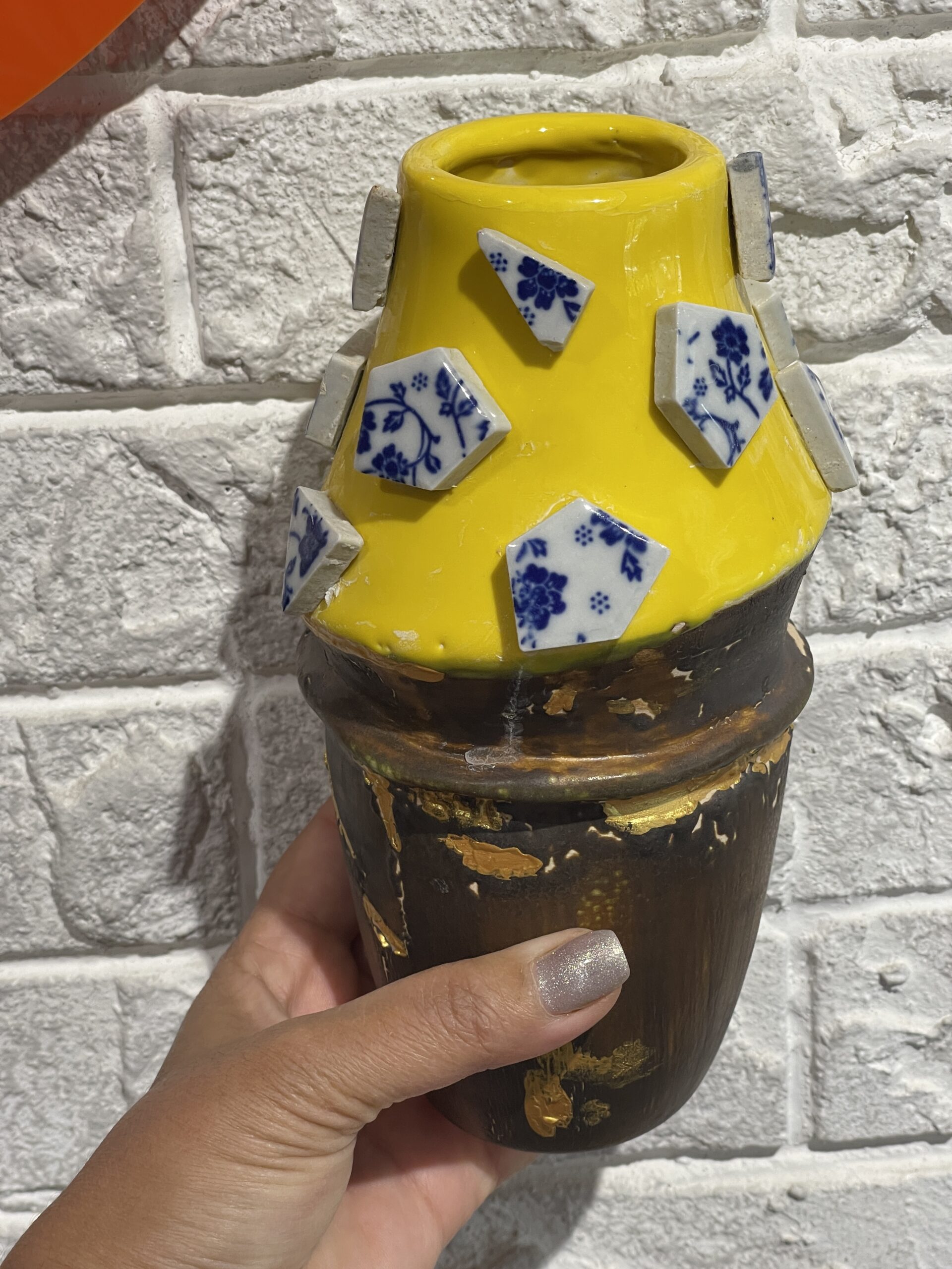 Vase en céramique fait main, jaune et marron d'orée, décoré d'accessoires uniques. – Image 4