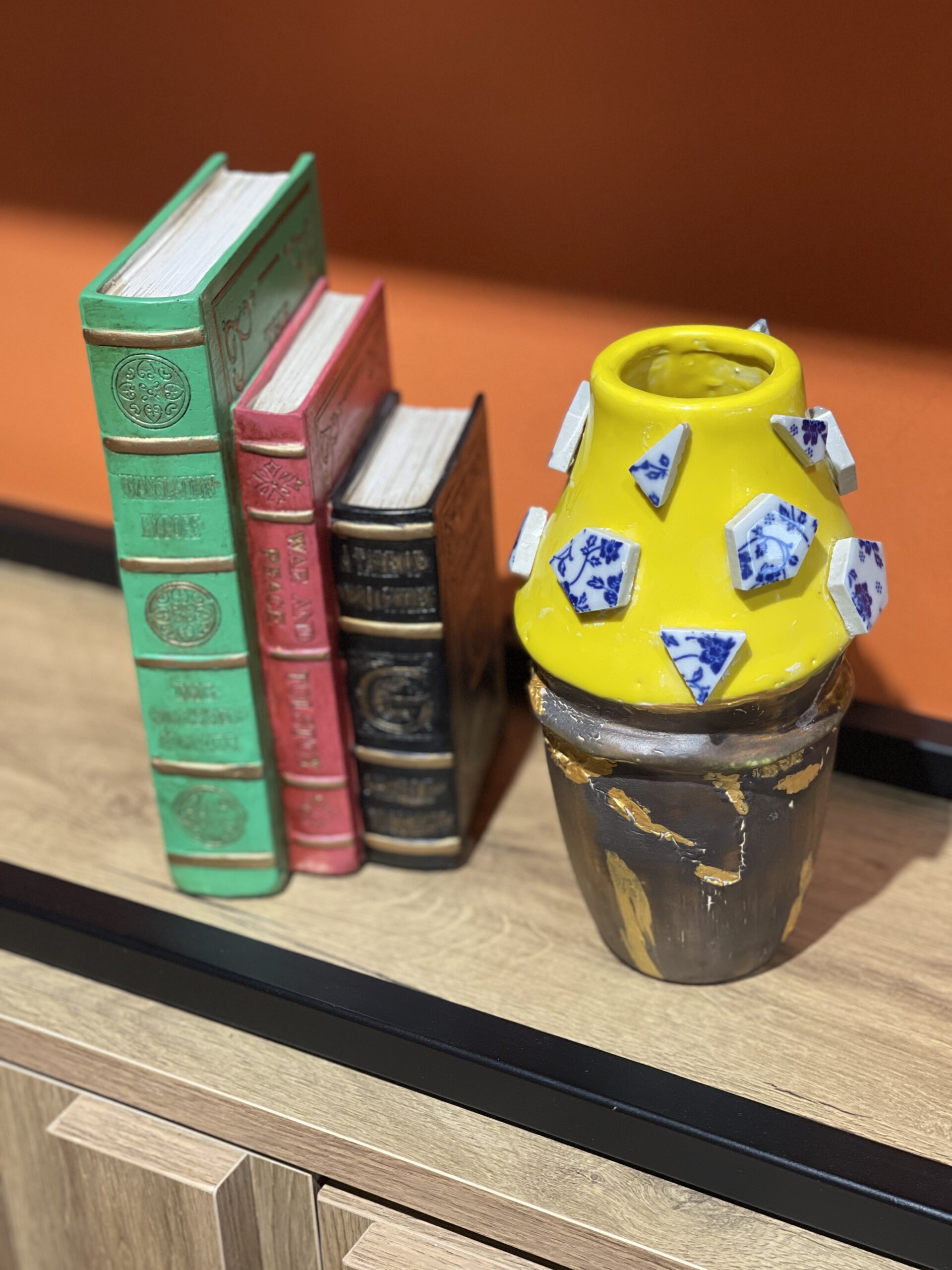 Vase en céramique fait main, jaune et marron d'orée, décoré d'accessoires uniques. – Image 5