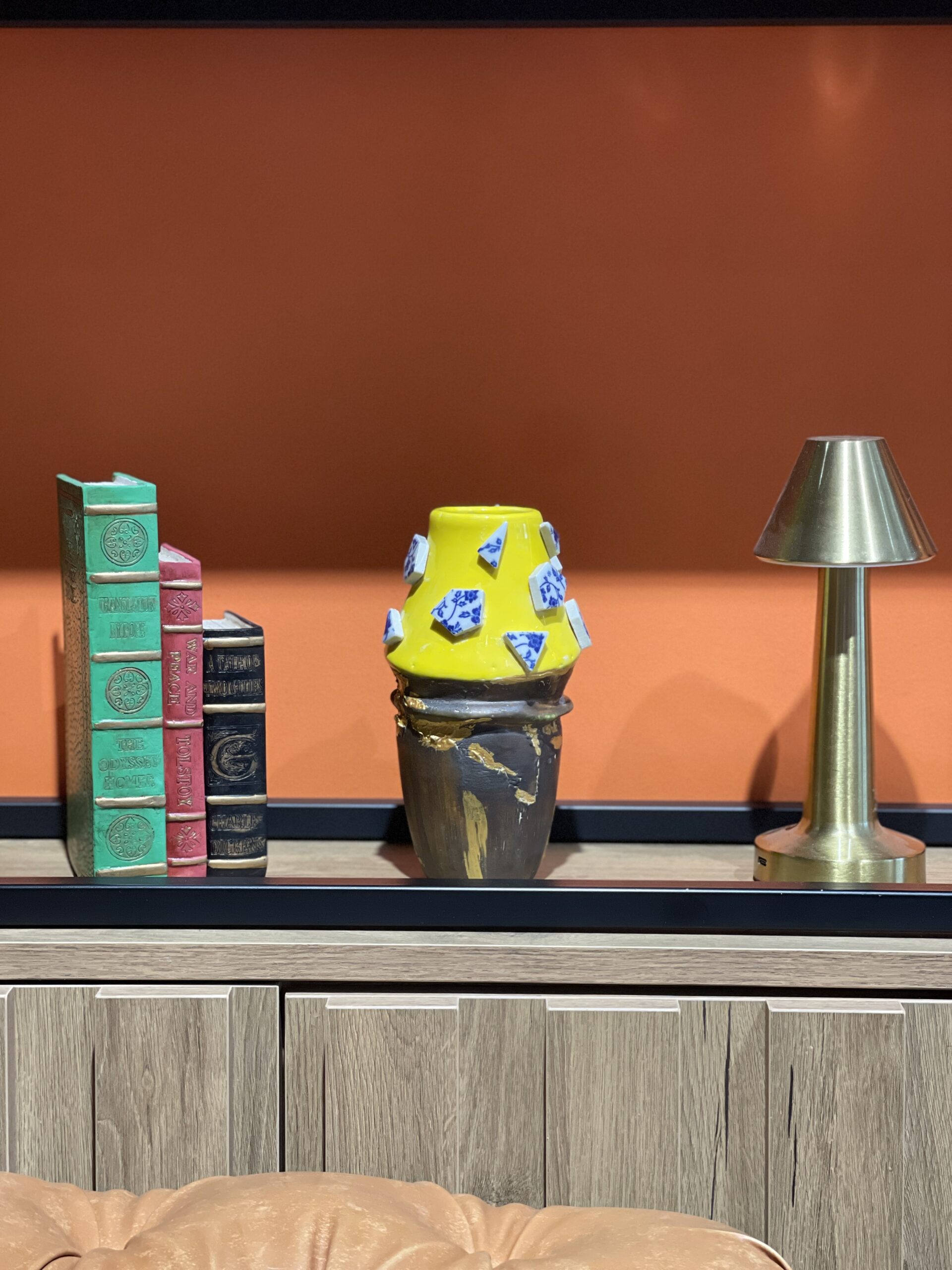 Vase en céramique fait main, jaune et marron d'orée, décoré d'accessoires uniques. – Image 6