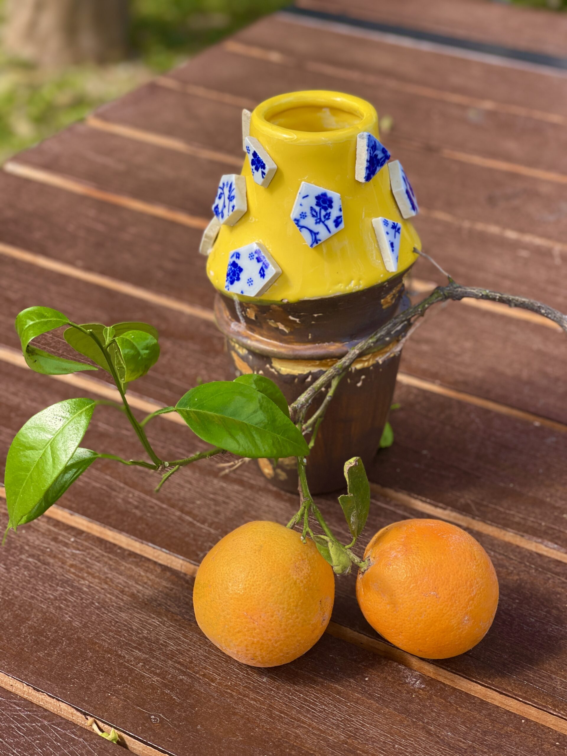 Vase en céramique fait main, jaune et marron d'orée, décoré d'accessoires uniques. – Image 7