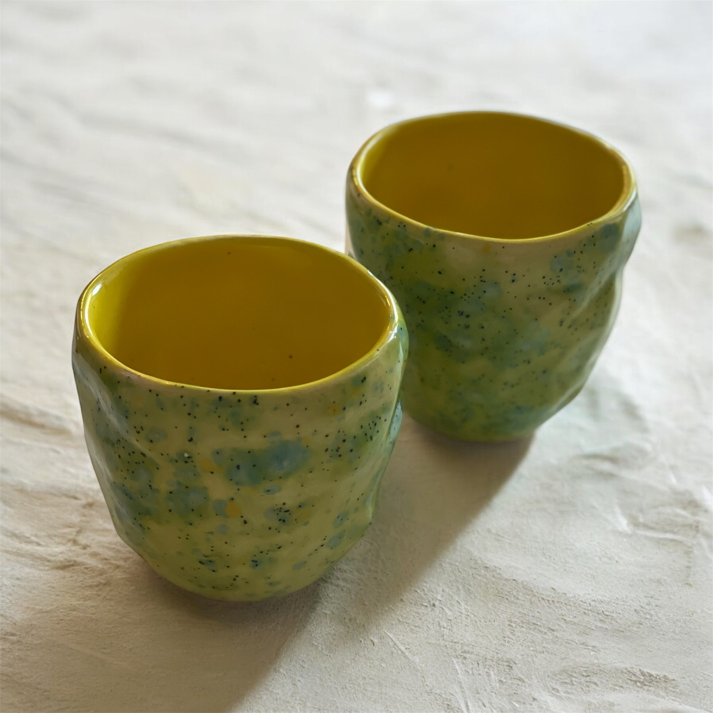 2 tasses en céramiques accompagnées d’une assiette assortie fait main. – Image 10