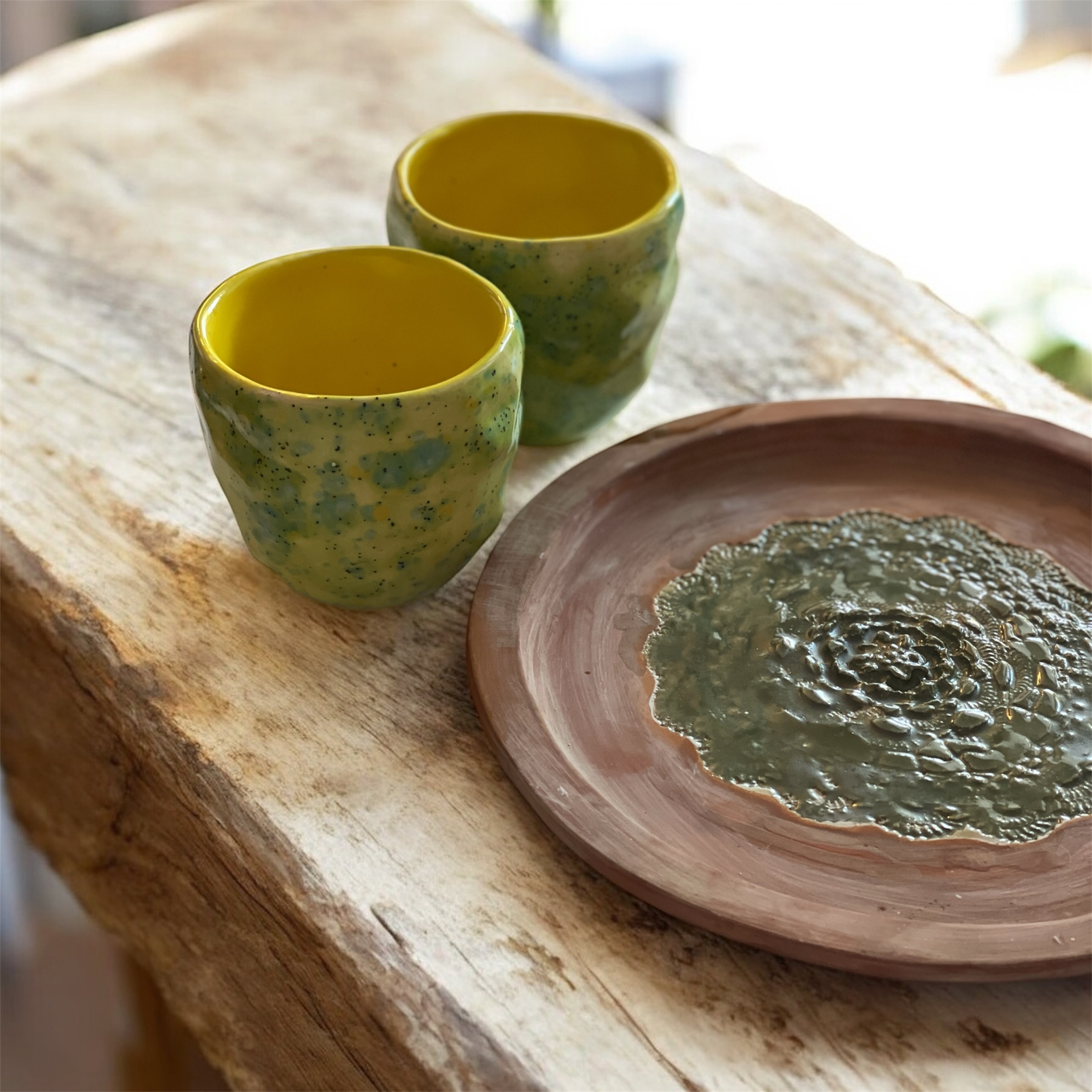 2 tasses en céramiques accompagnées d’une assiette assortie fait main. – Image 11