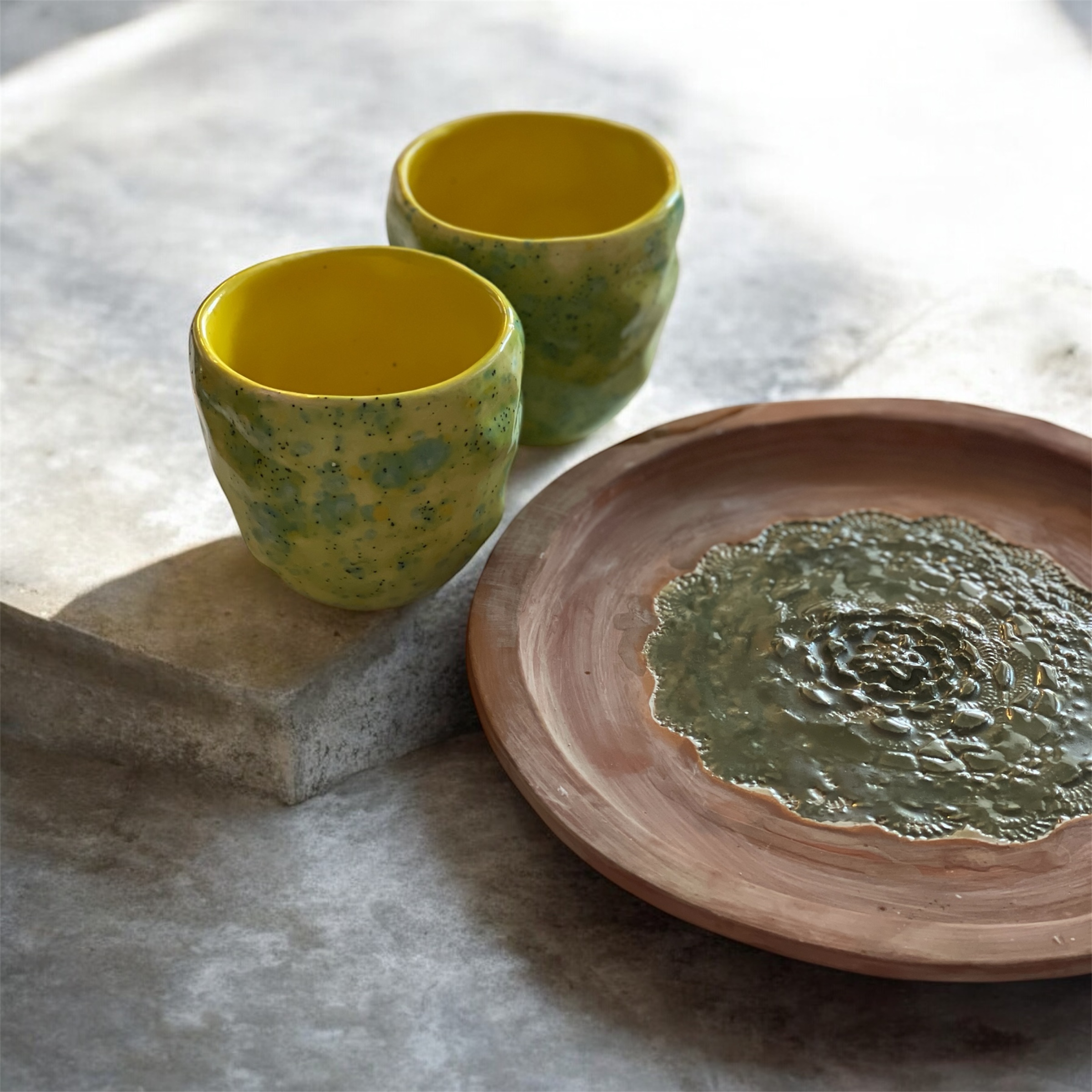 2 tasses en céramiques accompagnées d’une assiette assortie fait main. – Image 12