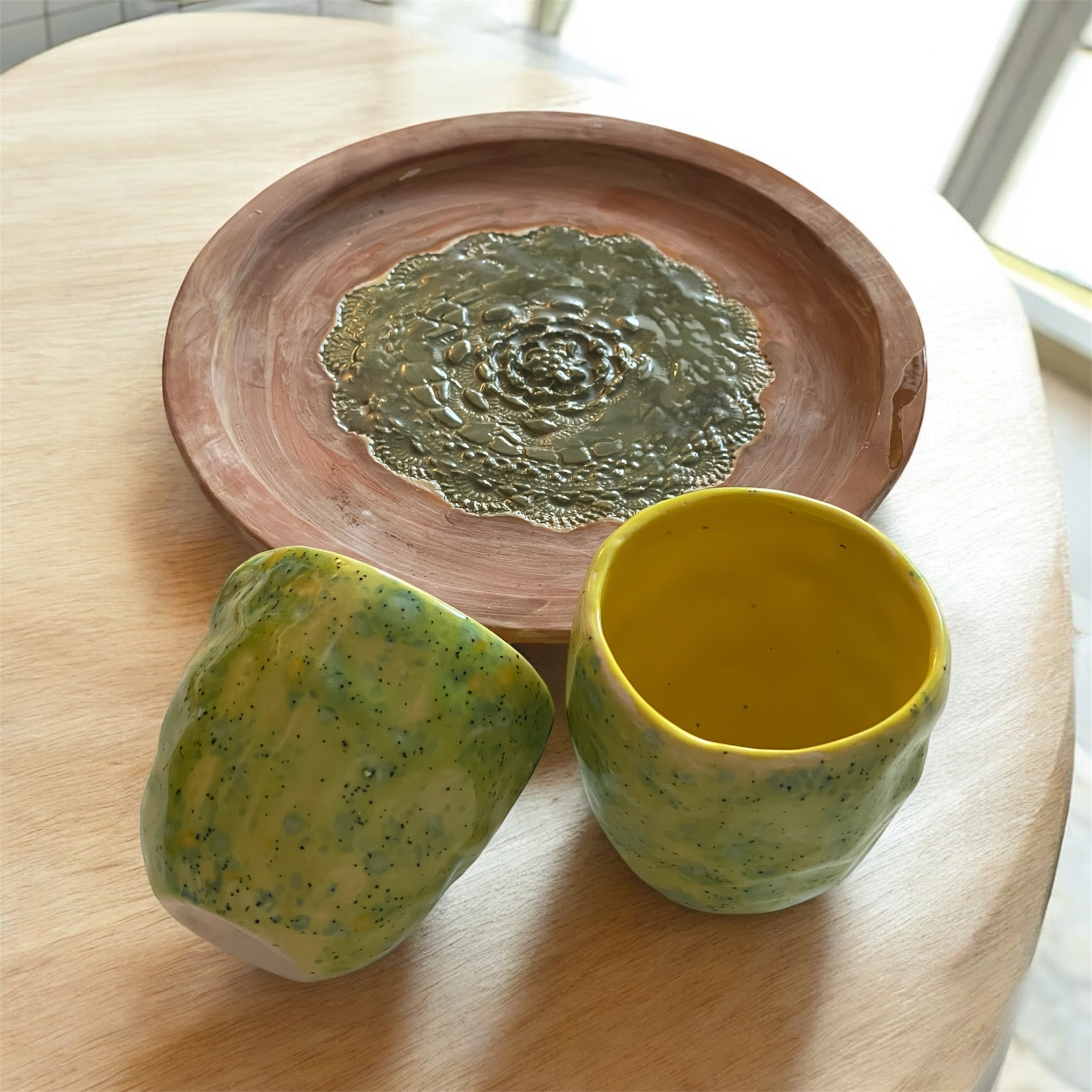 2 tasses en céramiques accompagnées d’une assiette assortie fait main. – Image 13