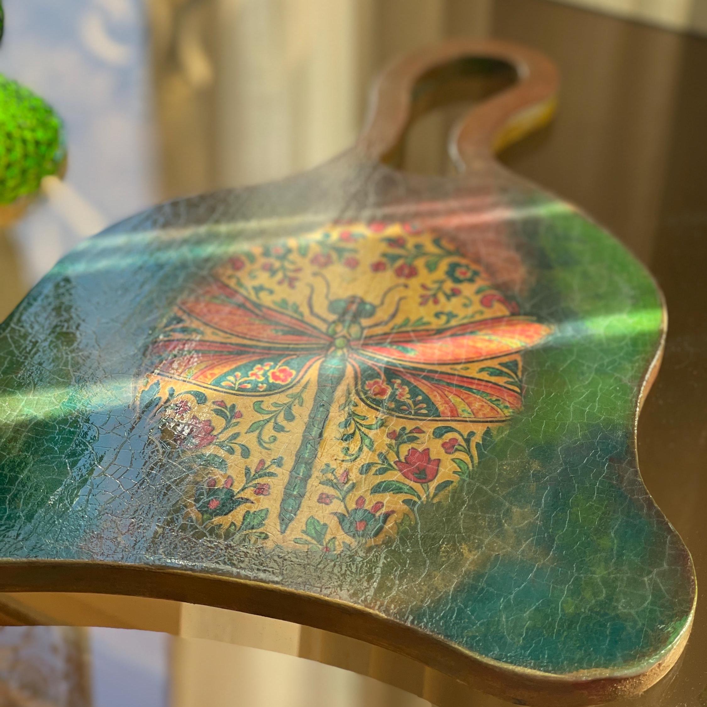 Planche décorative en bois, entièrement fait main, motif libellule et fleurs. Servir du pain, fromage, fruits. – Image 2