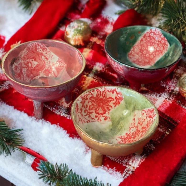 3 bols sur pieds en céramique fait main. Poterie décorative aux couleurs uniques, servir fruits secs, amuse bouche, chocolats – Image 2