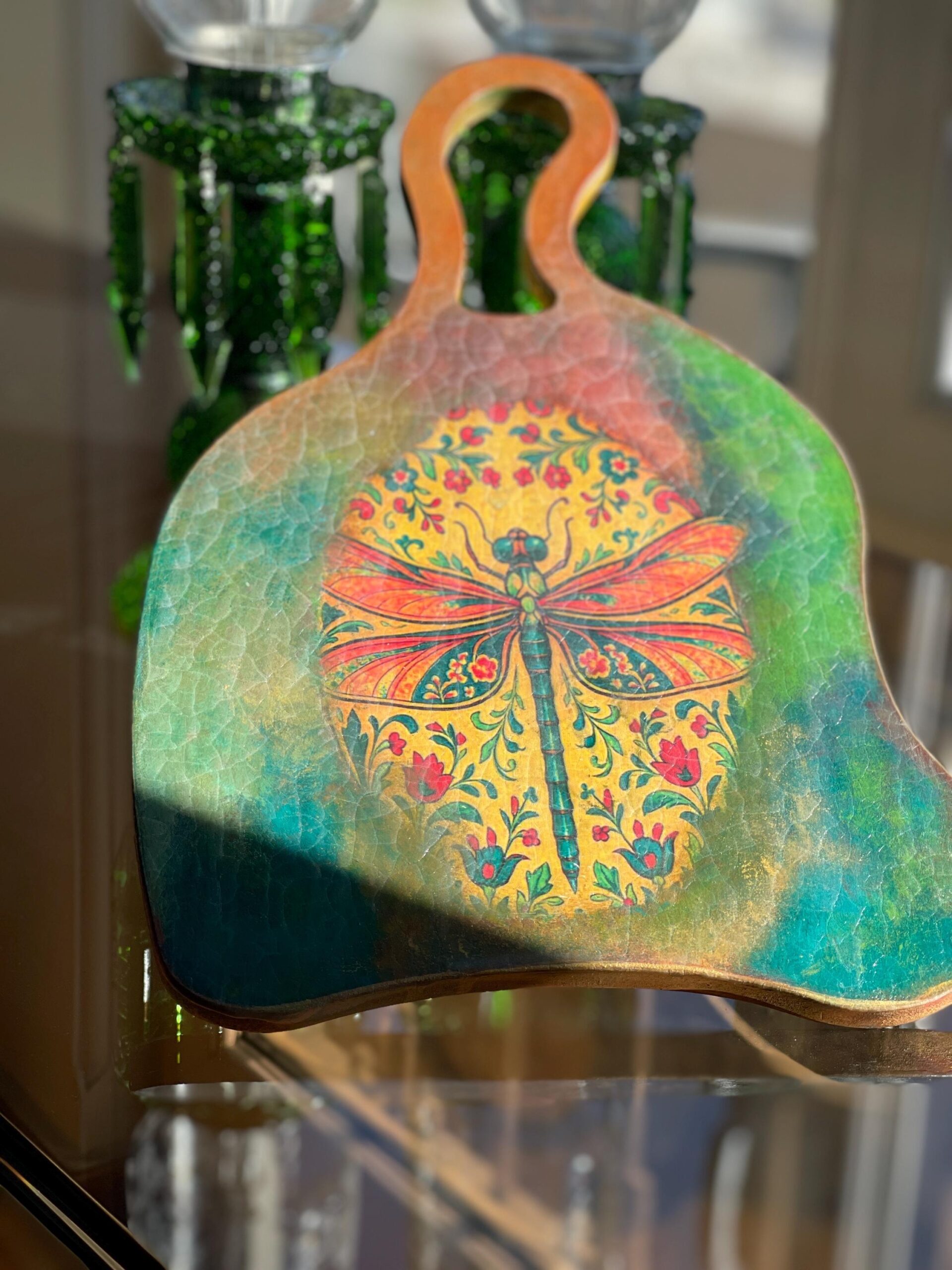 Planche décorative en bois, entièrement fait main, motif libellule et fleurs. Servir du pain, fromage, fruits. – Image 3