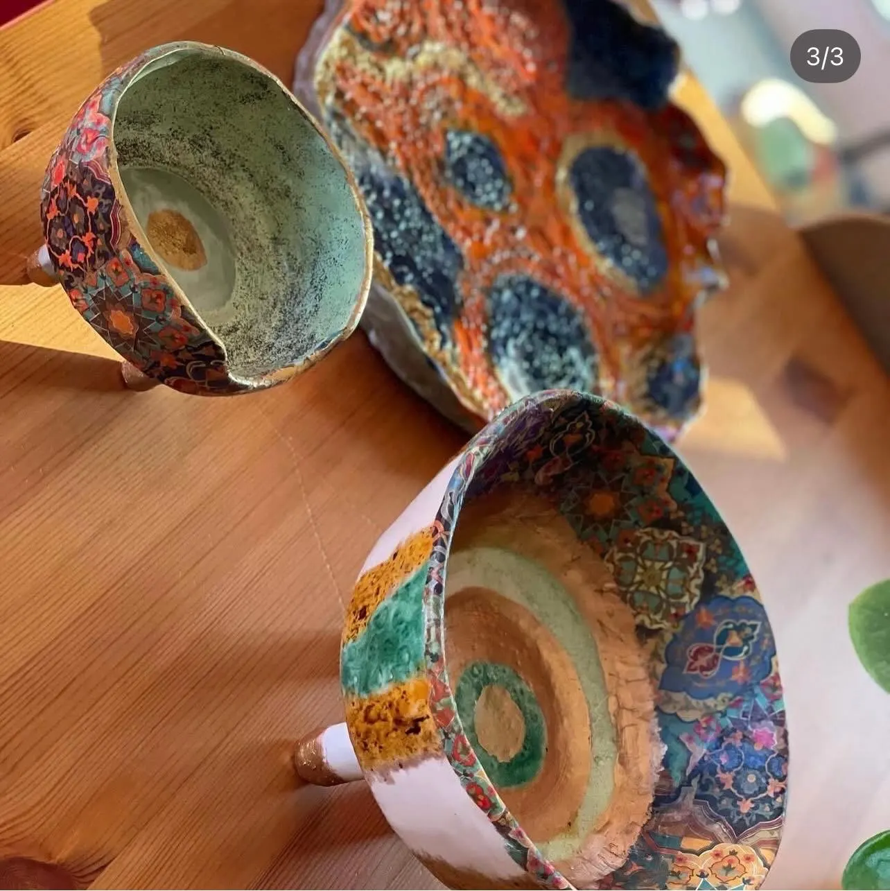 Bols en céramique sur pieds fait main. Magnifique poterie fine à usage décoratif et pratique – Image 2