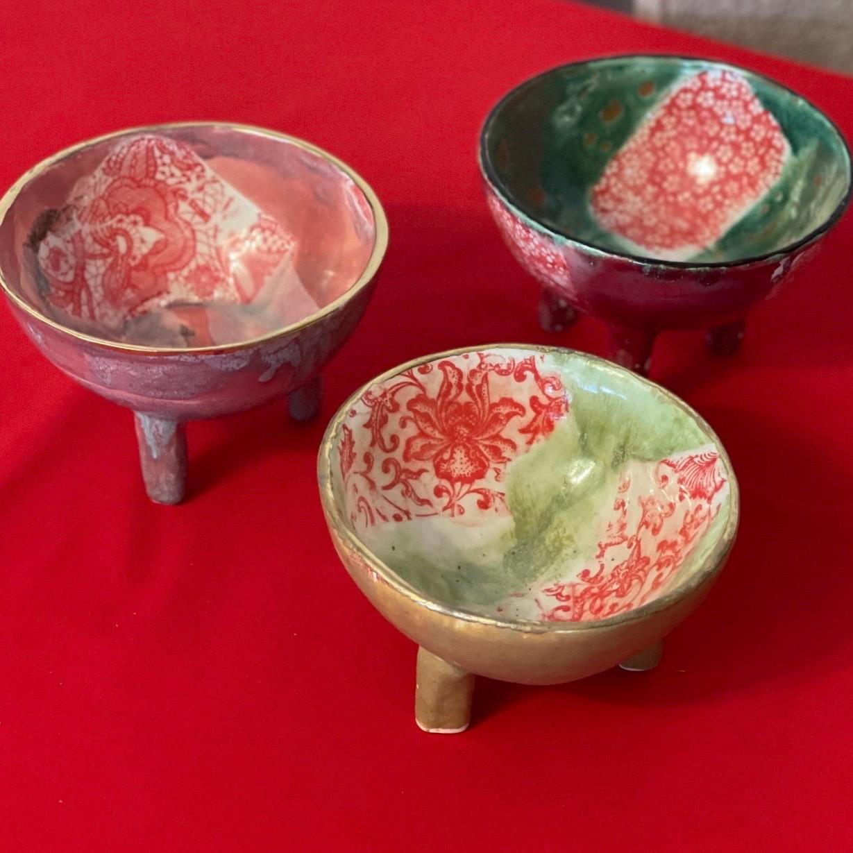 3 bols sur pieds en céramique fait main. Poterie décorative aux couleurs uniques, servir fruits secs, amuse bouche, chocolats – Image 3