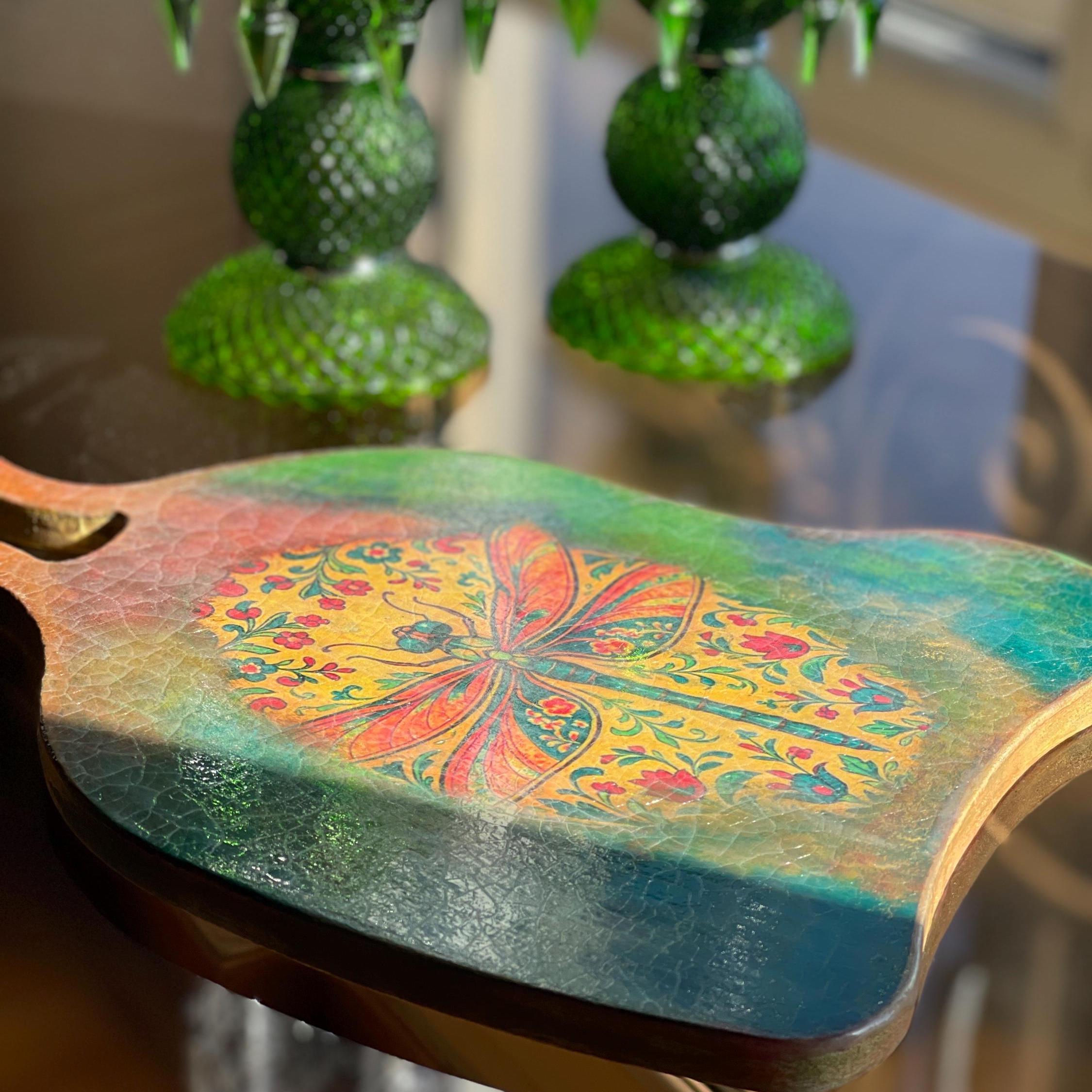 Planche décorative en bois, entièrement fait main, motif libellule et fleurs. Servir du pain, fromage, fruits. – Image 4