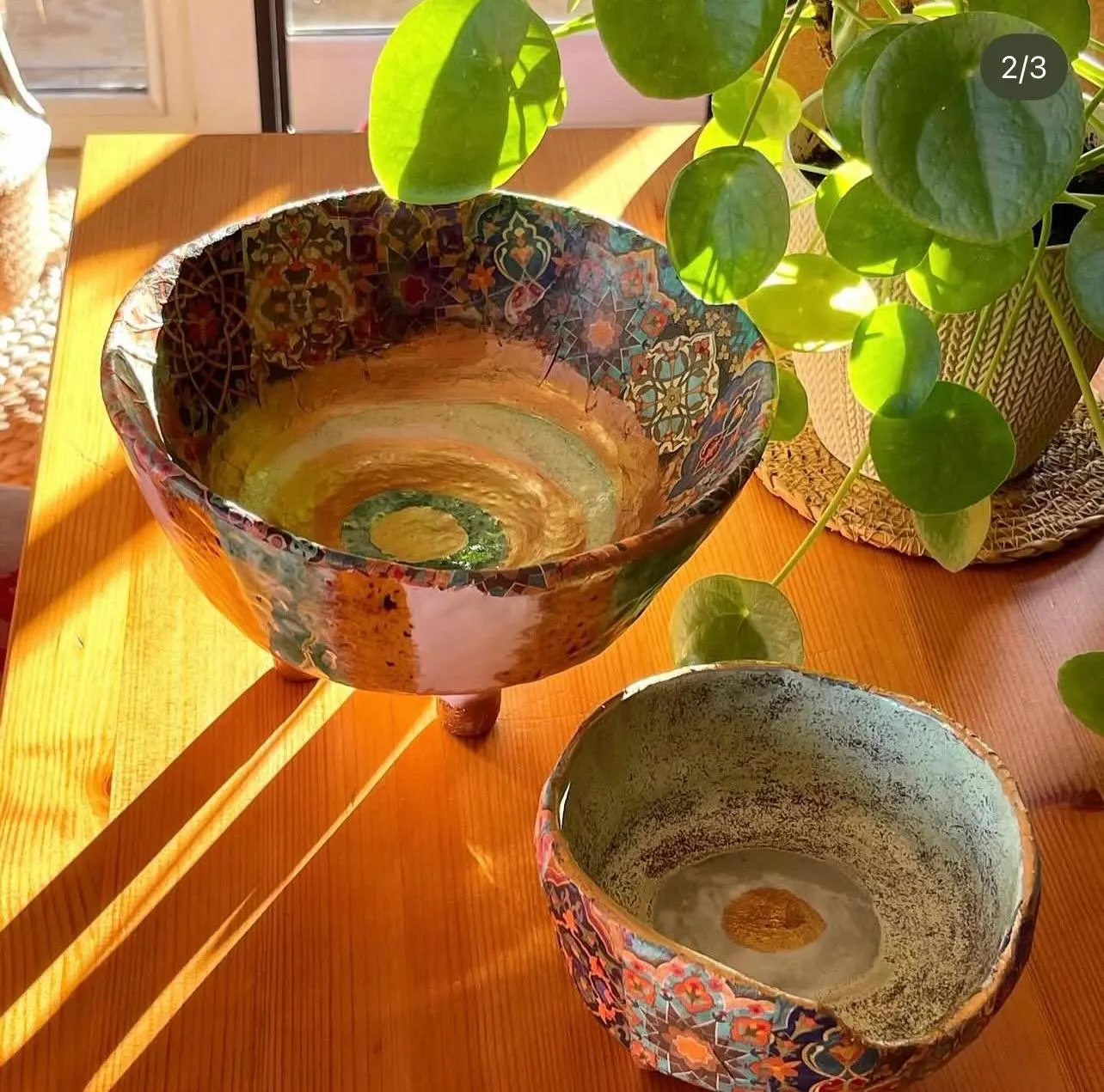 Bols en céramique sur pieds fait main. Magnifique poterie fine à usage décoratif et pratique – Image 3