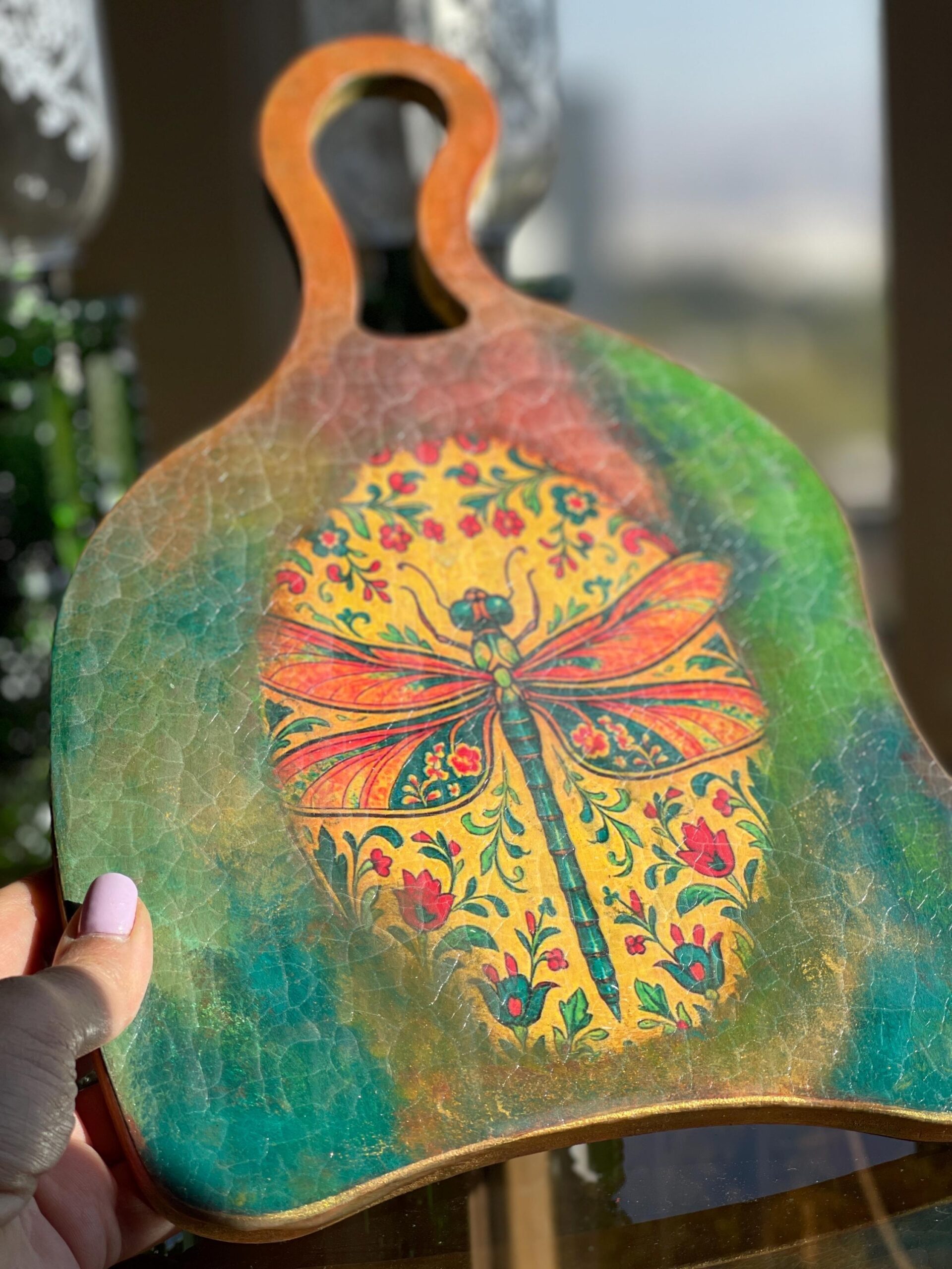 Planche décorative en bois, entièrement fait main, motif libellule et fleurs. Servir du pain, fromage, fruits. – Image 5