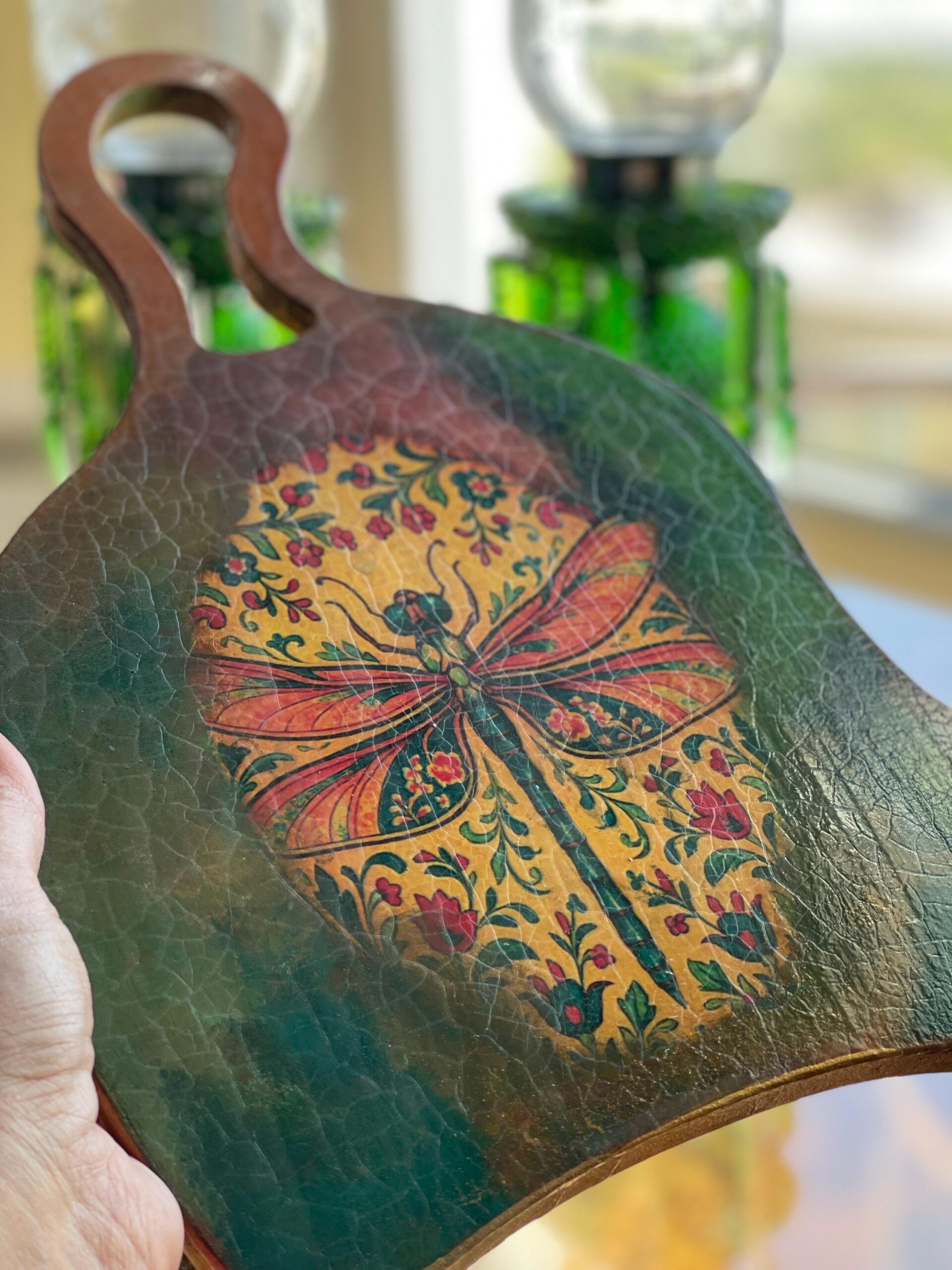 Planche décorative en bois, entièrement fait main, motif libellule et fleurs. Servir du pain, fromage, fruits. – Image 6