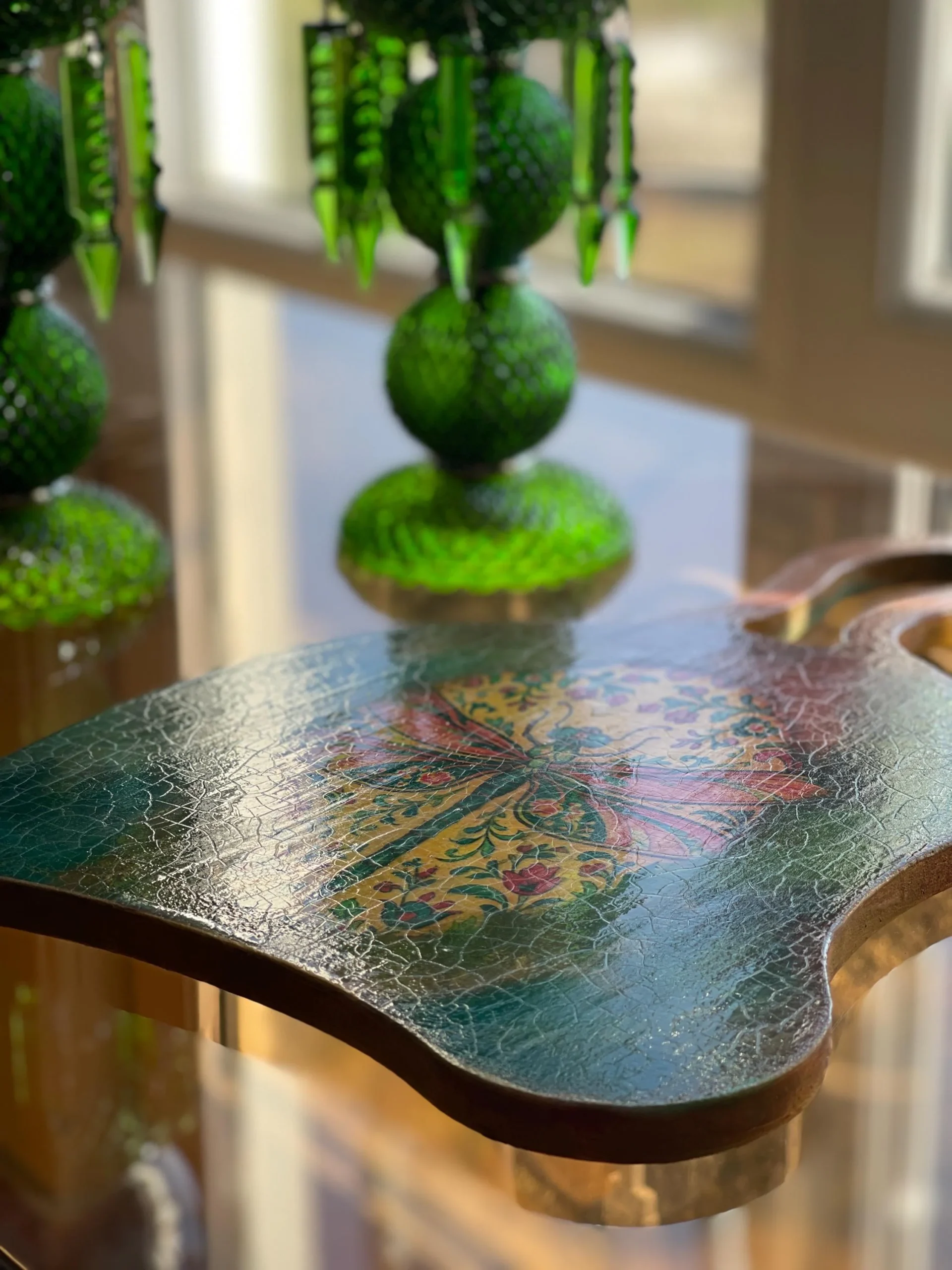 Planche décorative en bois, entièrement fait main, motif libellule et fleurs. Servir du pain, fromage, fruits. – Image 7