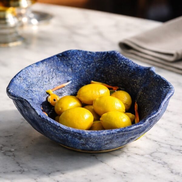 Bol en céramique fine fait main à usages multiples.