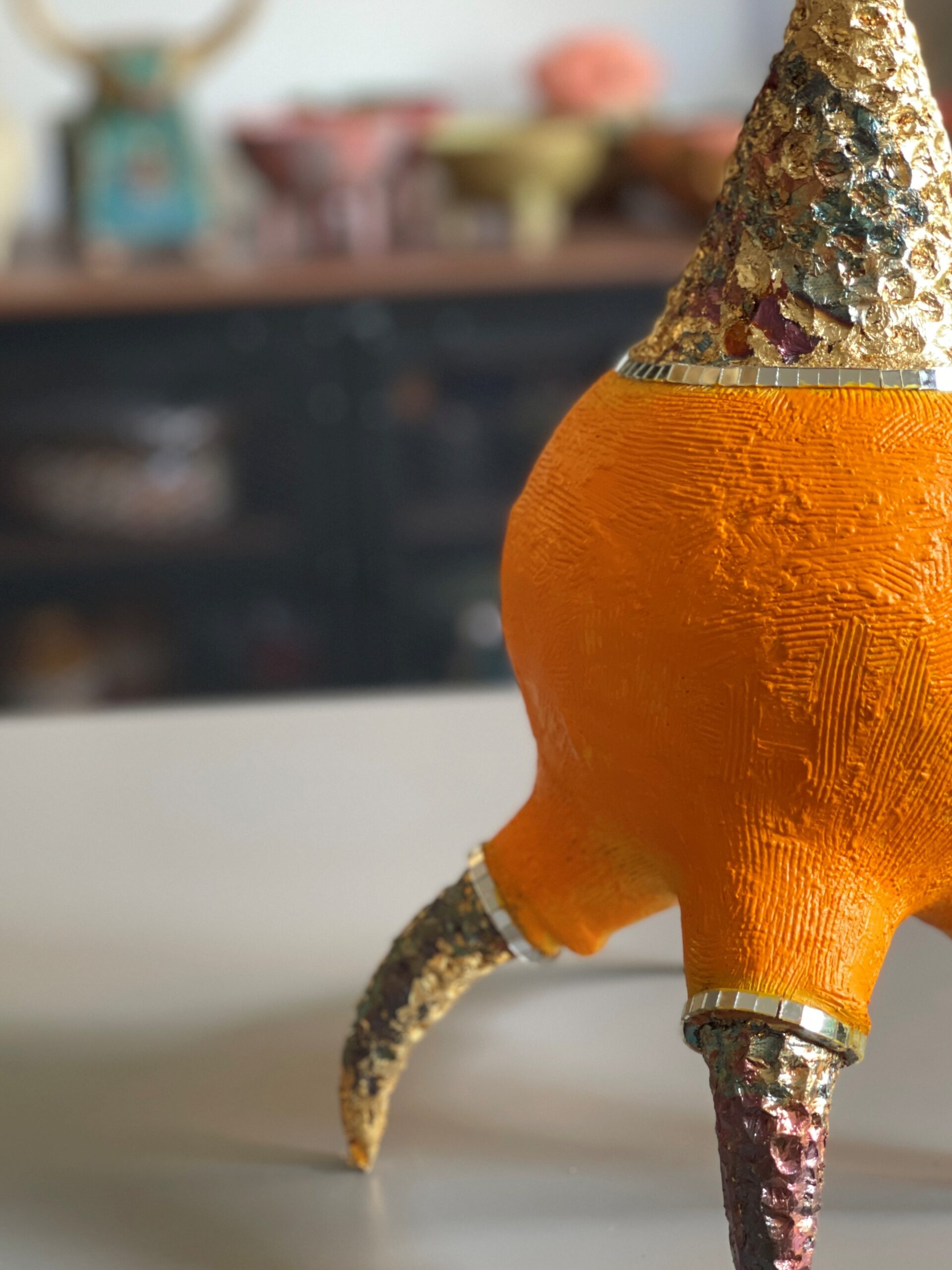 Aurore impériale : sculpture contemporaine en céramique orange dorée. Pièce unique de décoration artisanale. Effet wow garanti ! – Image 2