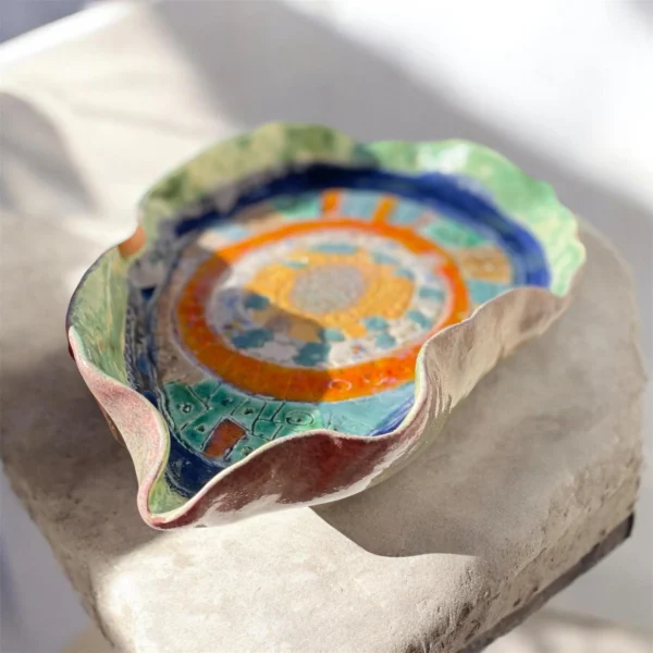 Petite assiette en céramiques. Forme irrégulière, entièrement fait main. Un savoir-faire artisanale aux couleurs inédites d'orient.