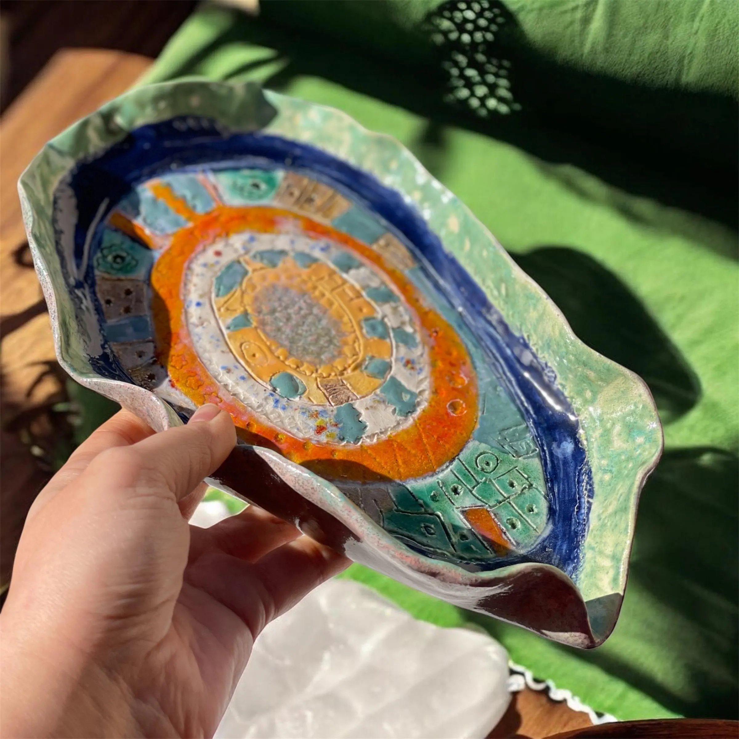 Petite assiette en céramiques. Forme irrégulière, entièrement fait main. Un savoir-faire artisanale aux couleurs inédites d'orient. – Image 2