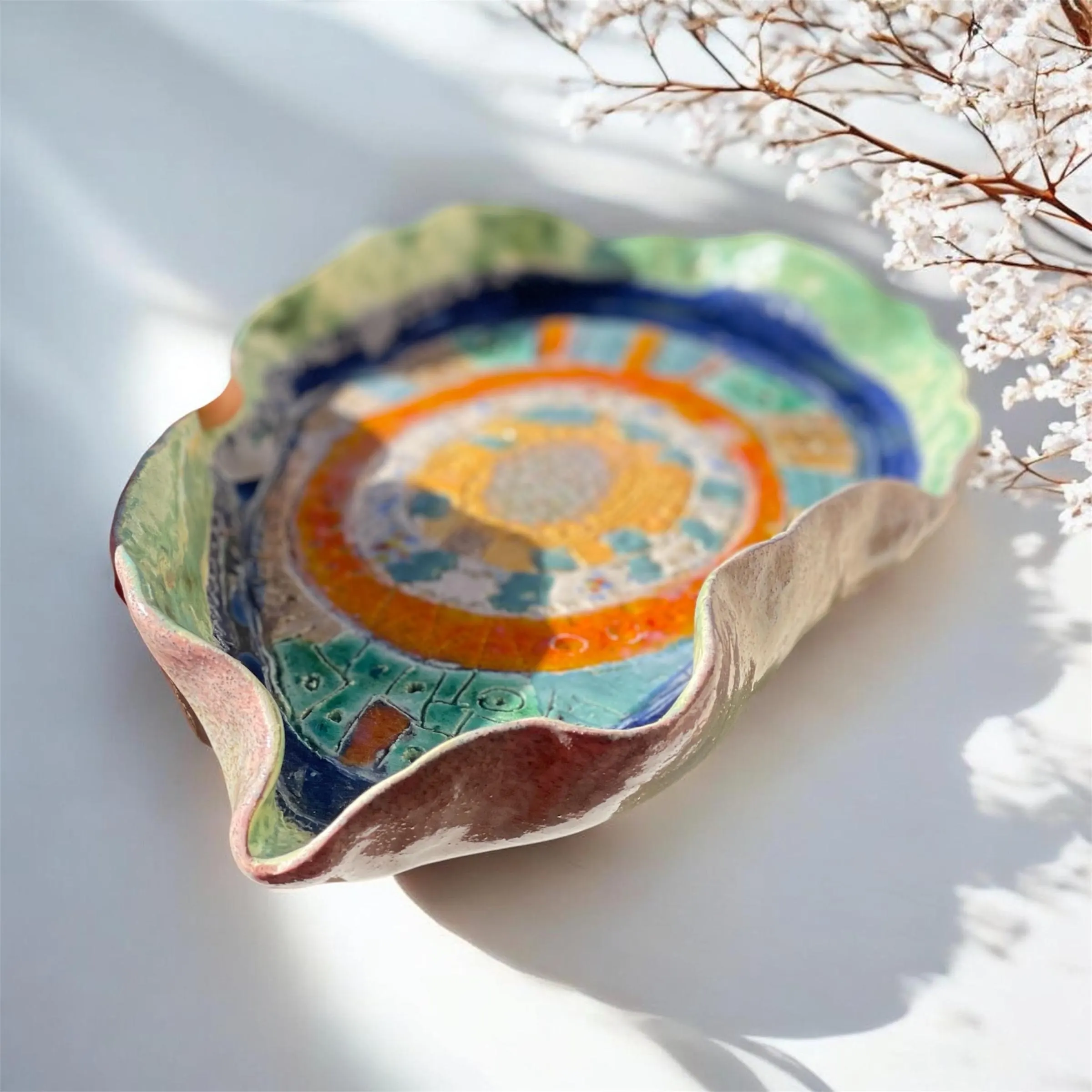 Petite assiette en céramiques. Forme irrégulière, entièrement fait main. Un savoir-faire artisanale aux couleurs inédites d'orient. – Image 3