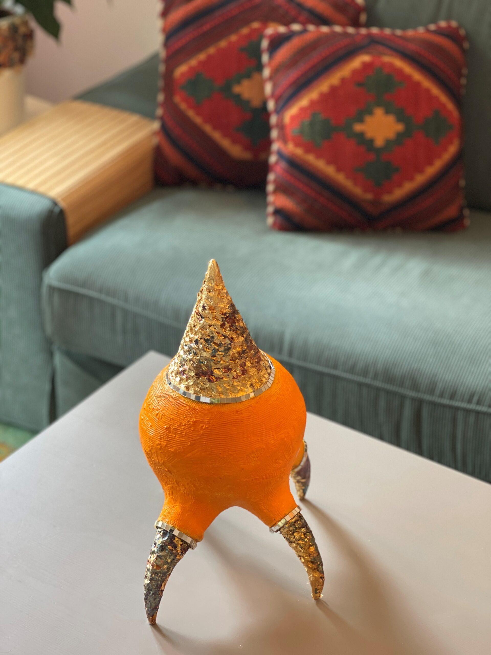 Aurore impériale : sculpture contemporaine en céramique orange dorée. Pièce unique de décoration artisanale. Effet wow garanti ! – Image 15