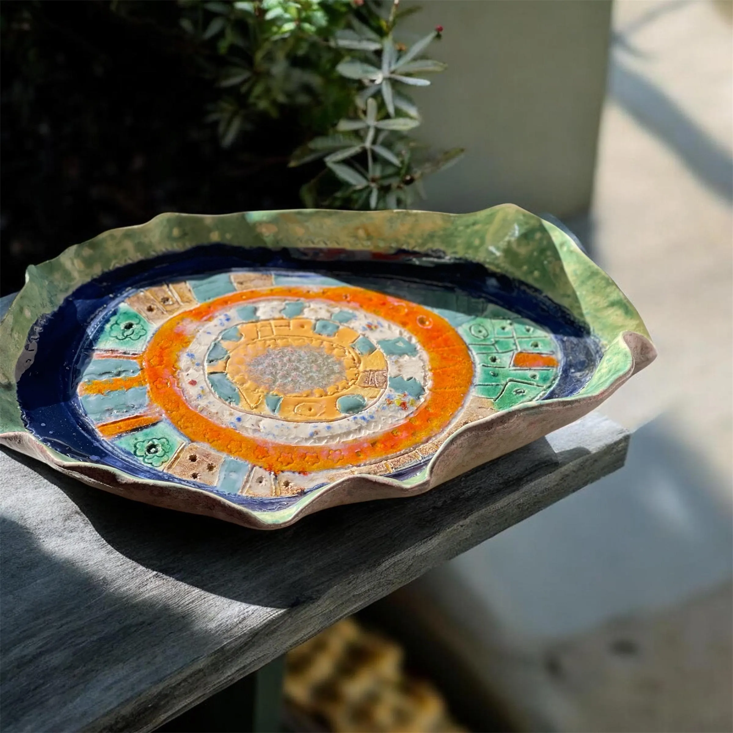 Petite assiette en céramiques. Forme irrégulière, entièrement fait main. Un savoir-faire artisanale aux couleurs inédites d'orient. – Image 4