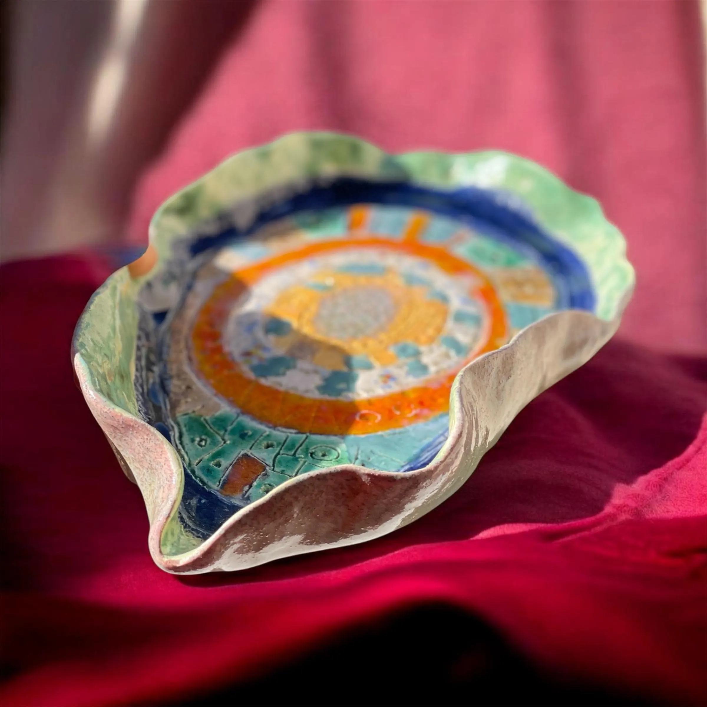Petite assiette en céramiques. Forme irrégulière, entièrement fait main. Un savoir-faire artisanale aux couleurs inédites d'orient. – Image 5