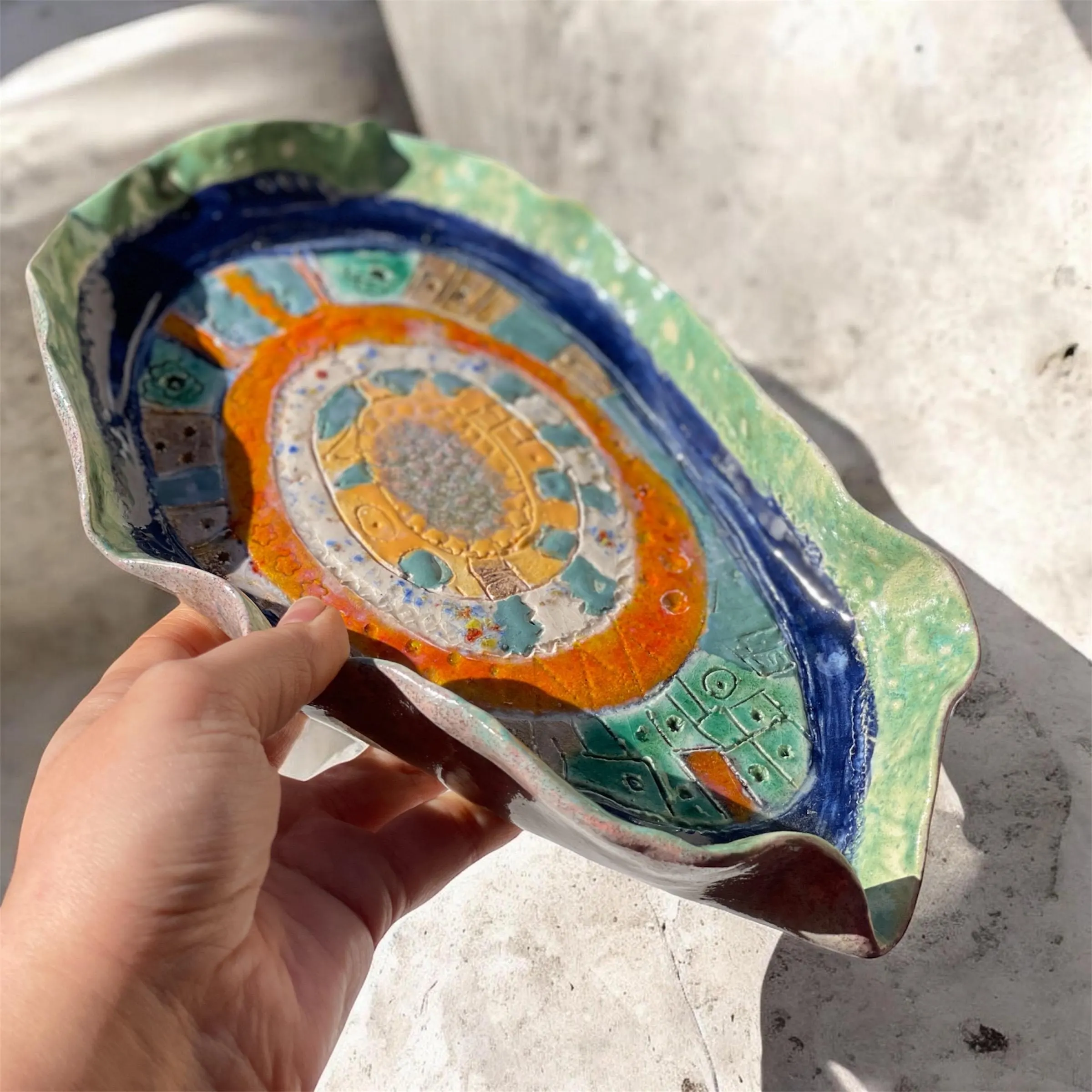 Petite assiette en céramiques. Forme irrégulière, entièrement fait main. Un savoir-faire artisanale aux couleurs inédites d'orient. – Image 6