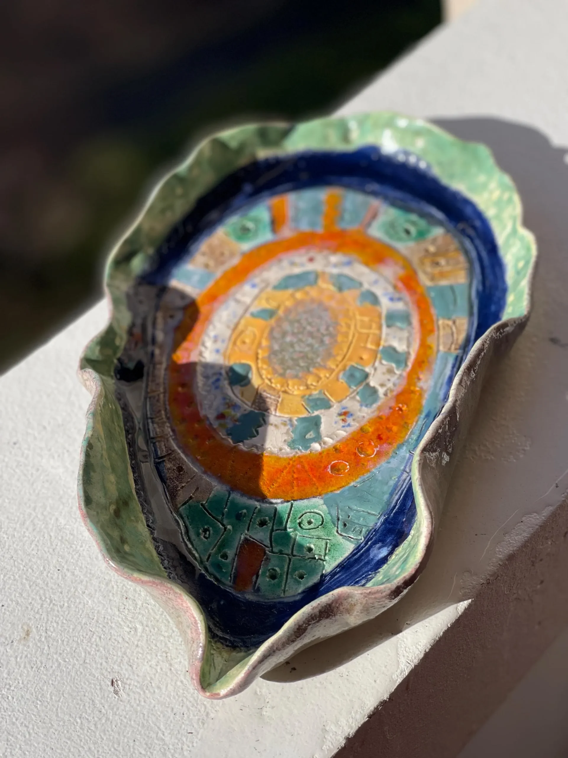 Petite assiette en céramiques. Forme irrégulière, entièrement fait main. Un savoir-faire artisanale aux couleurs inédites d'orient. – Image 7